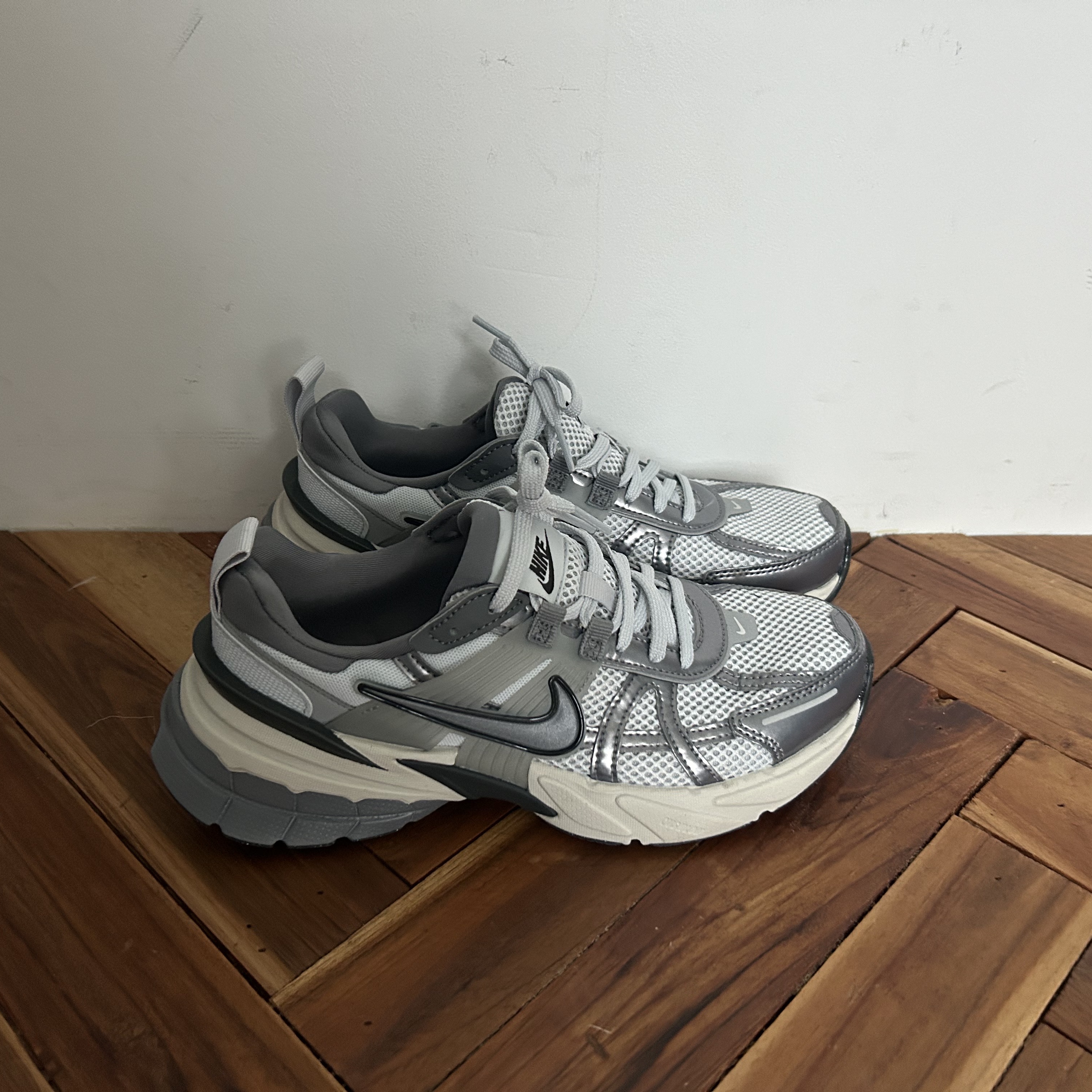 Nike V2K Run Pure Platinum Wolf Grey 착용 스타일