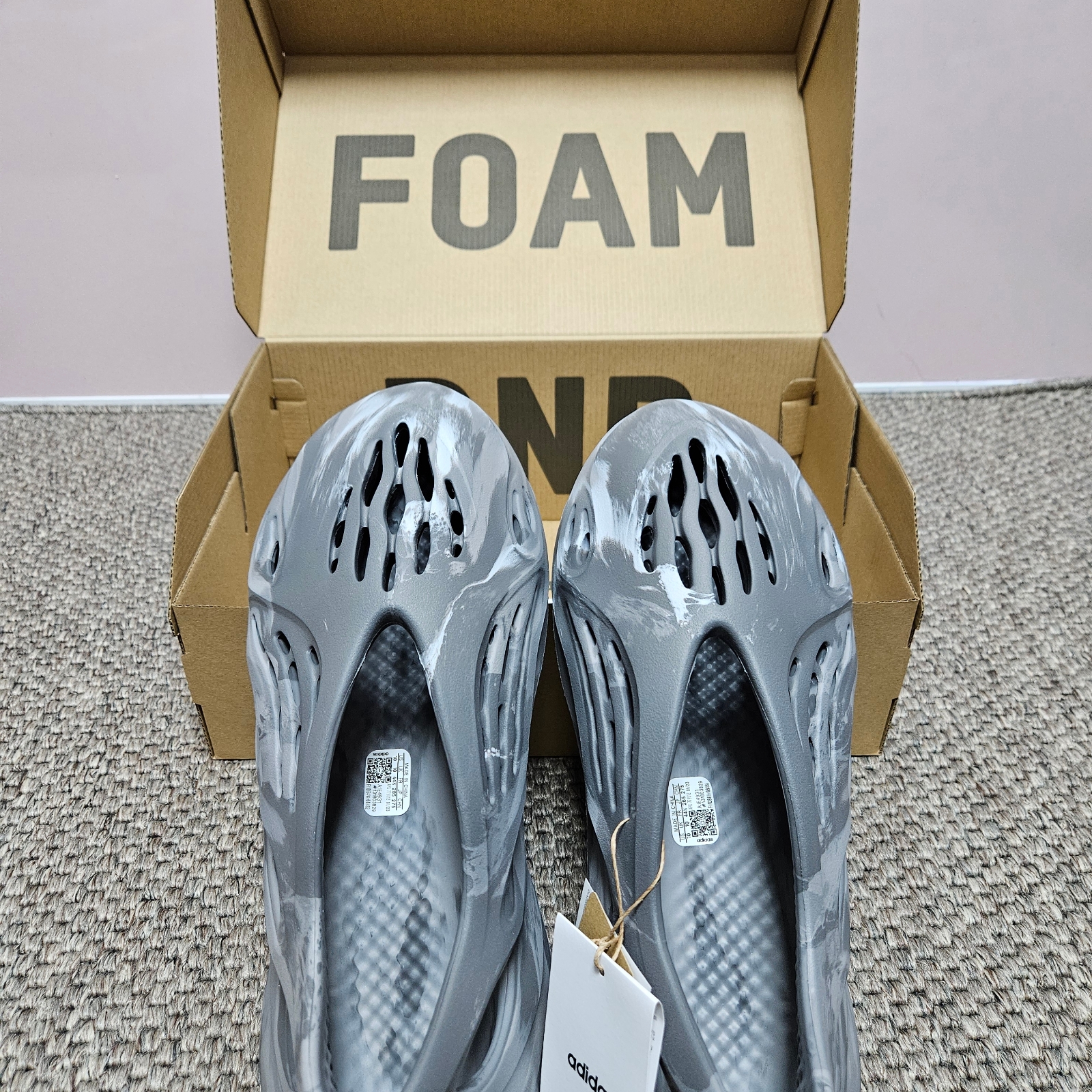 Adidas Yeezy Foam RNNR MX Granite 착용 스타일 - 4