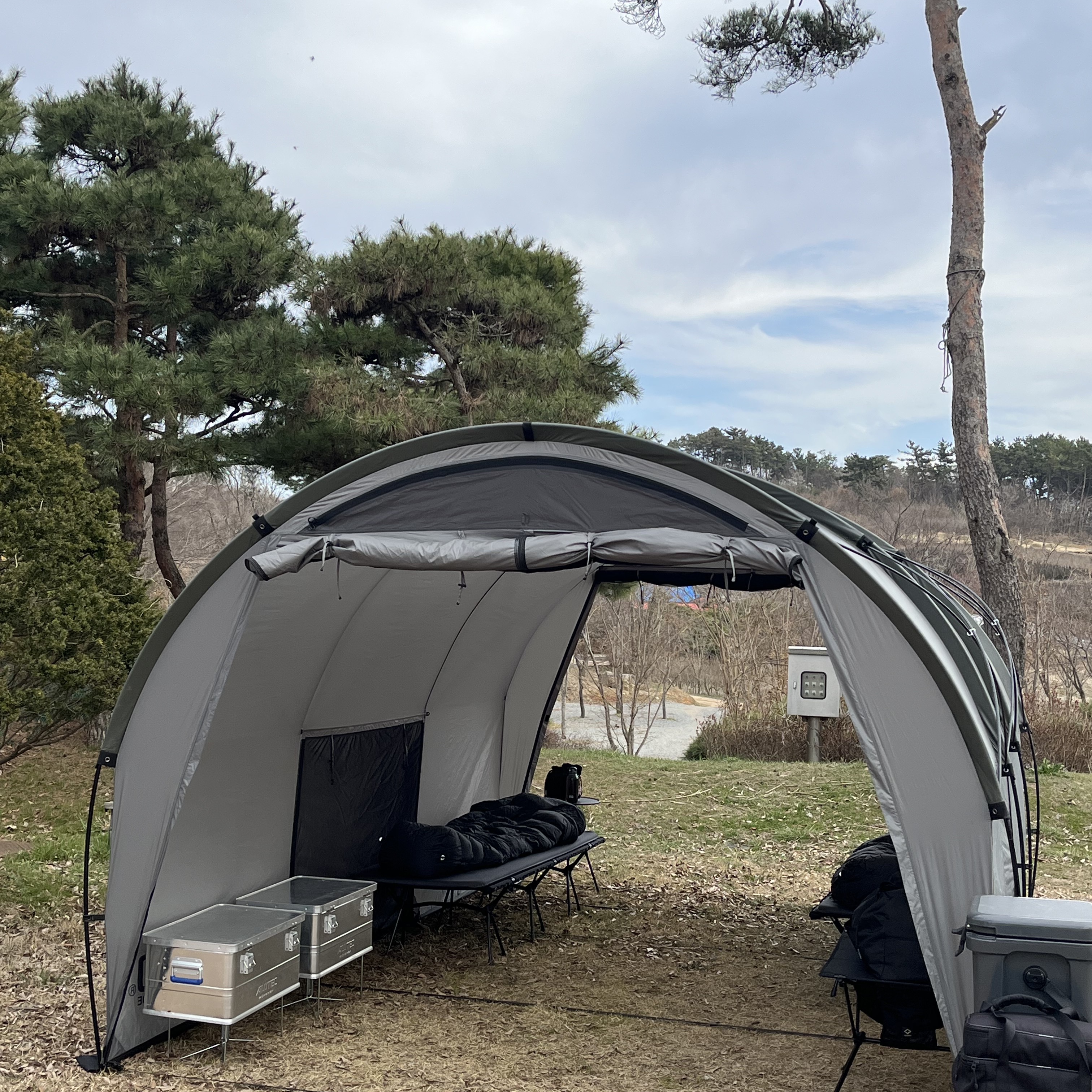 Helinox x Neighborhood Field Tunnel 4.35 Hangar Gray 착용 스타일 - 1