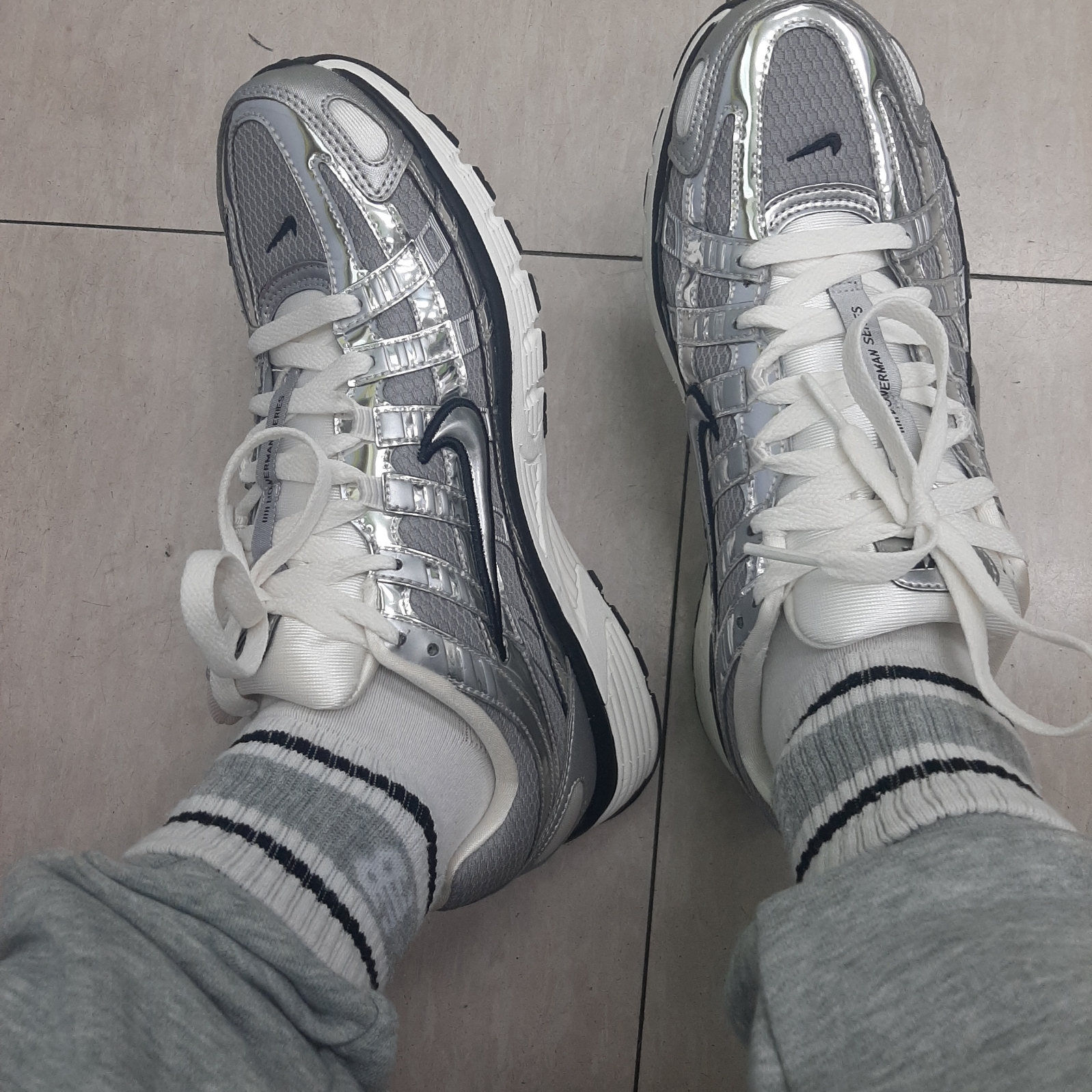 Nike P-6000 Metallic Silver 착용 스타일