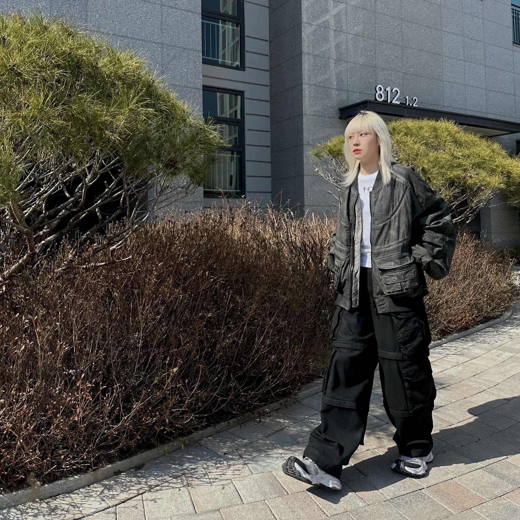(W) Balenciaga Cargo Sneakers White Grey 착용 스타일 - 2