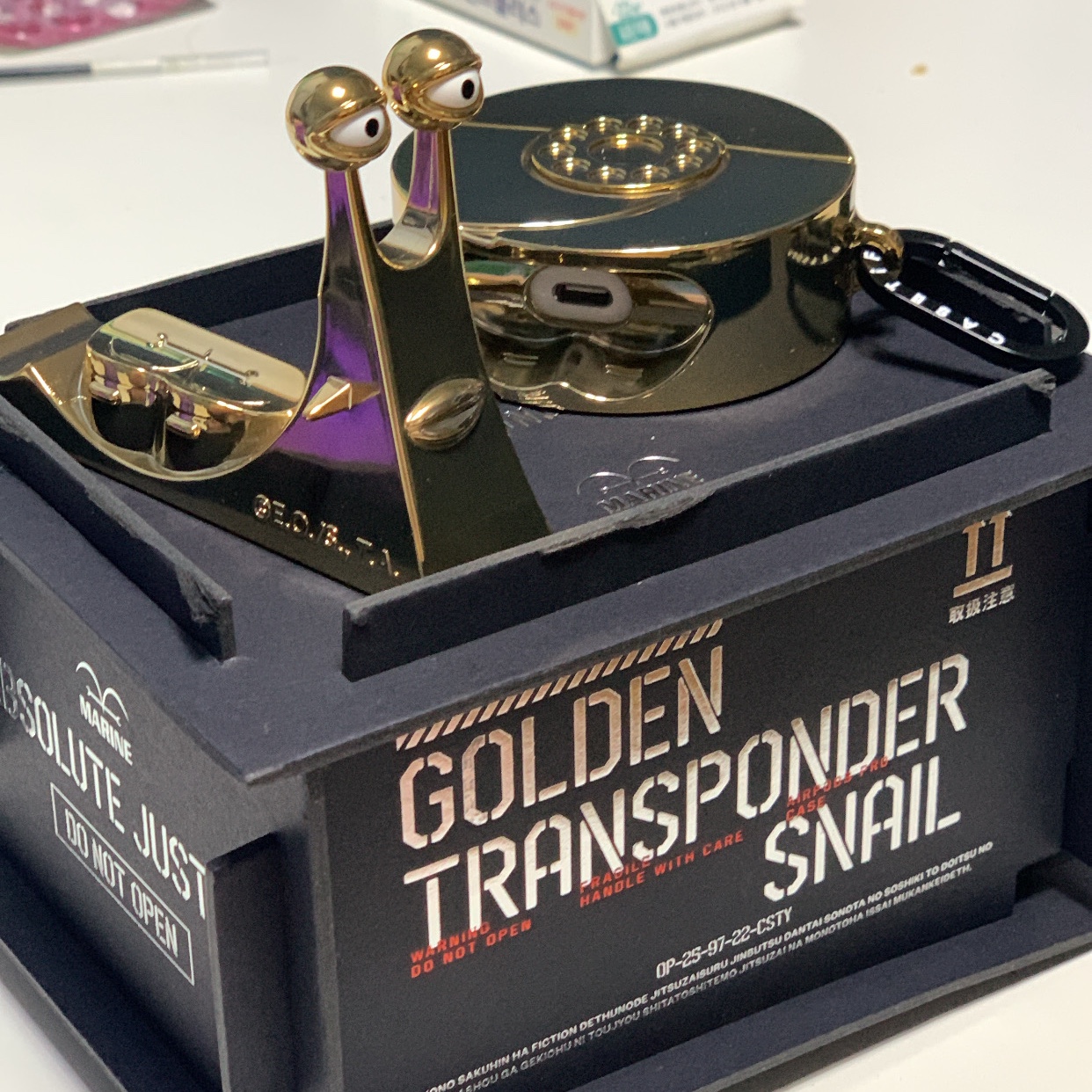 Casetify x One Piece Golden Transponder Snail 3D AirPods Pro 1st/2nd Gen Case Gold 착용 스타일