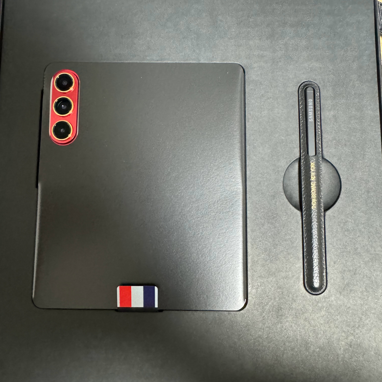 Samsung Galaxy Z Fold5 Thom Browne Edition (Korean Ver.) 착용 스타일 - 1