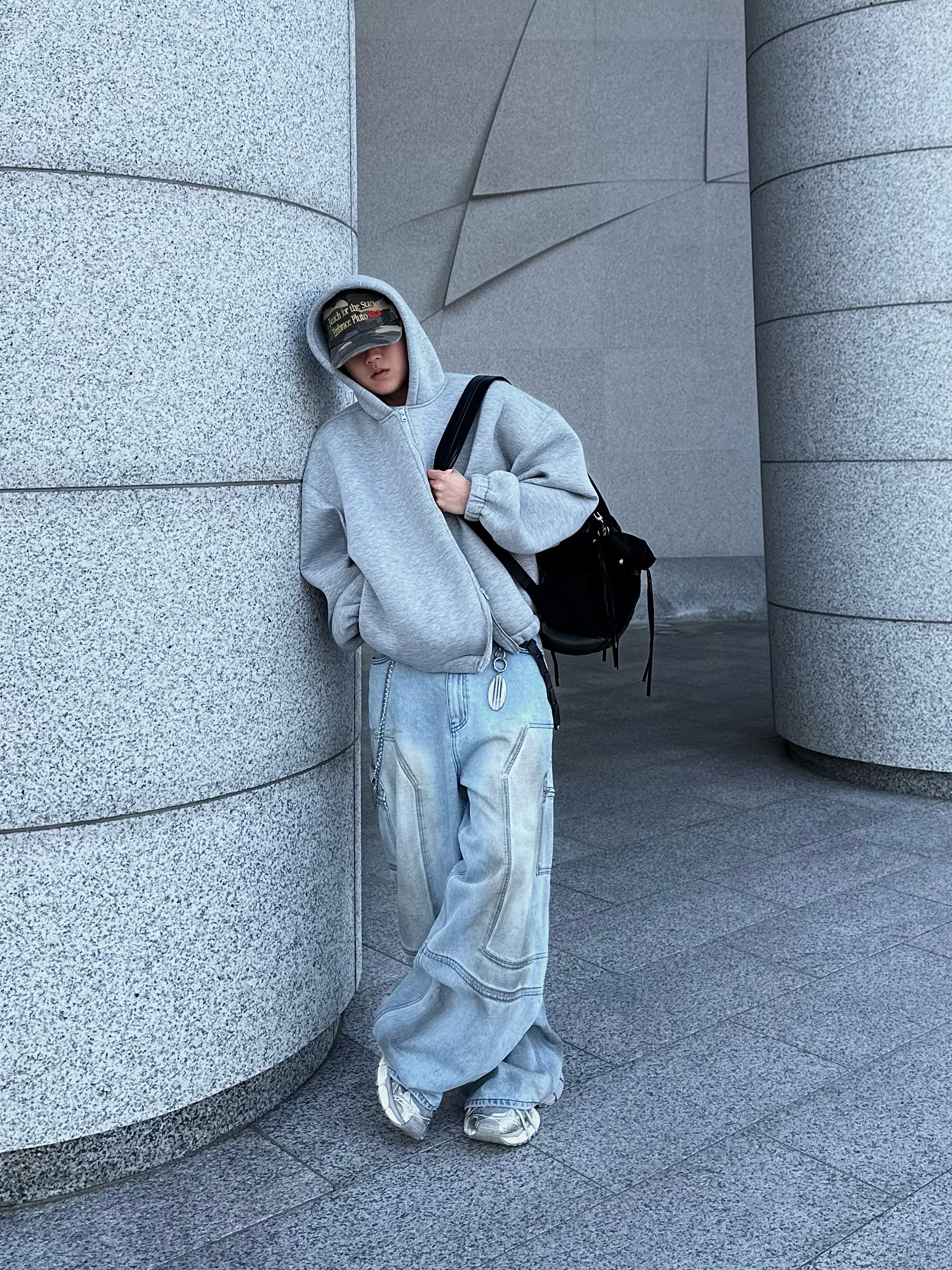 [KREAM 단독] Haleine Carpenter Cargo Dirty Washed Jean Light Blue, Balenciaga 3XL Sneakers Light Beige 착용 스타일 - 8