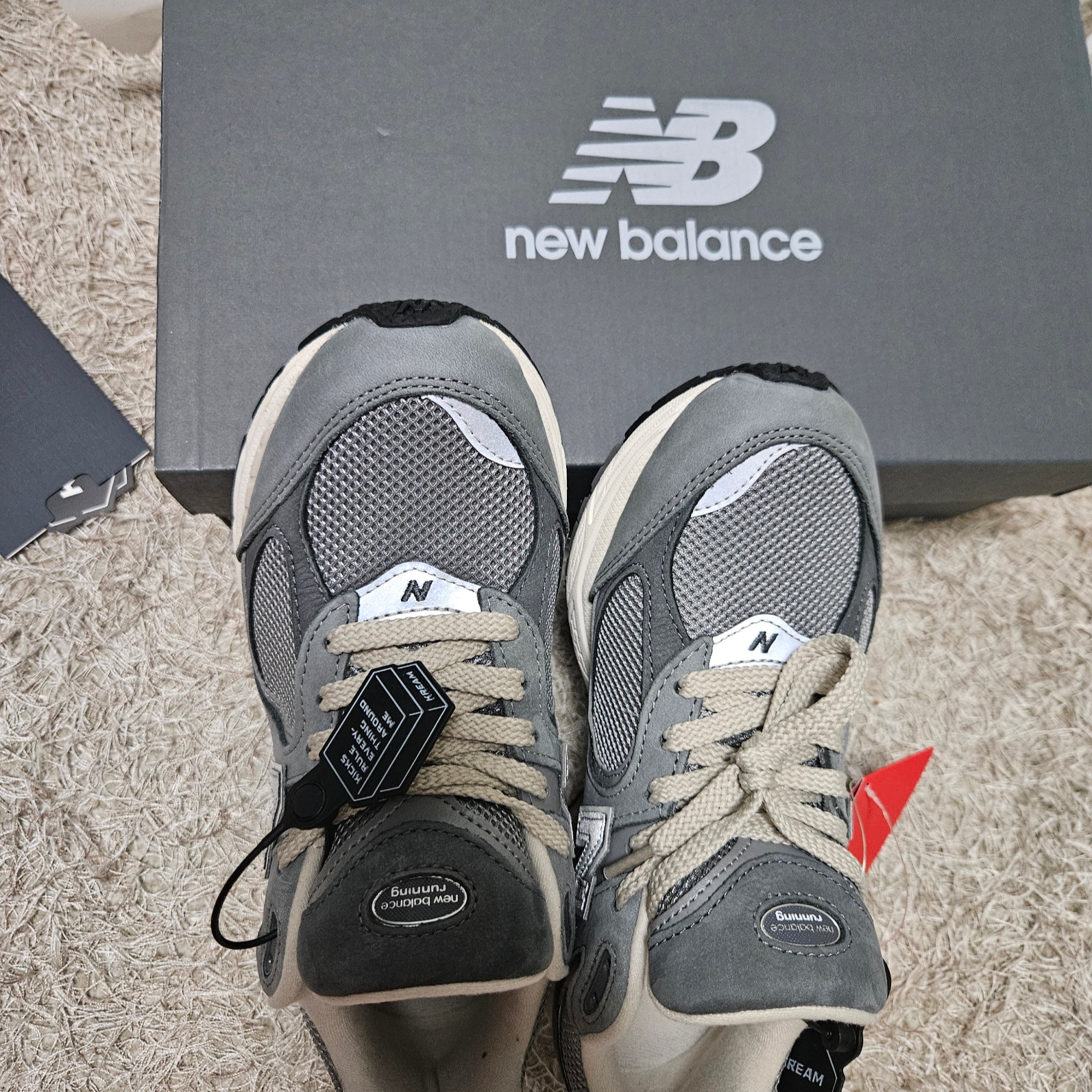 New Balance 2002R Premium Vintage Grey, Nike x Undefeated Dunk Low SP 5 On It 착용 스타일 - 1