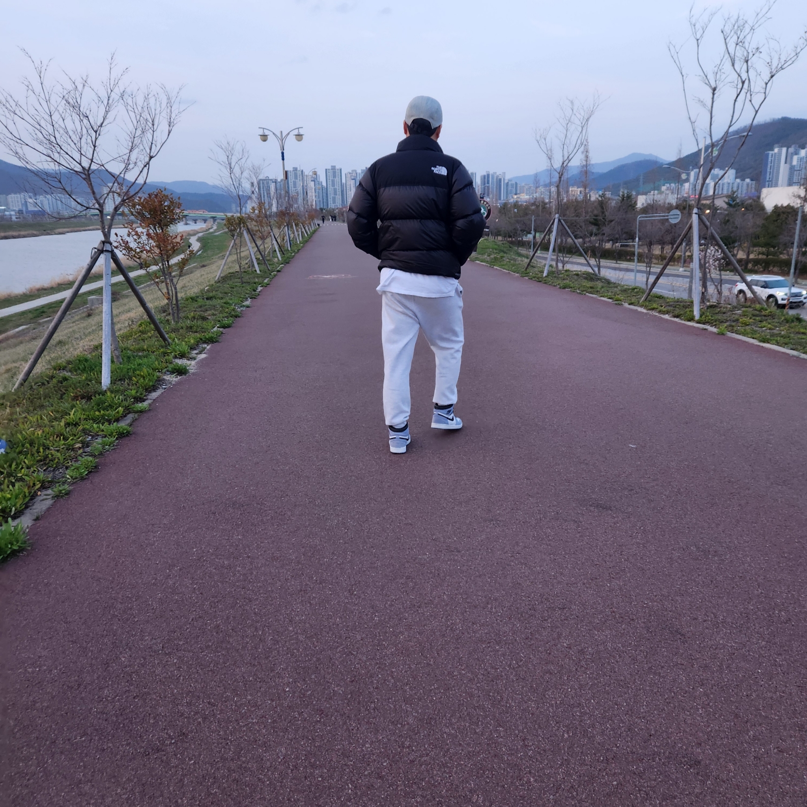 IAB Studio Sweatpants Light Gray, Supreme Denim Camp Cap Dirty Indigo - 23SS 착용 스타일 - 2