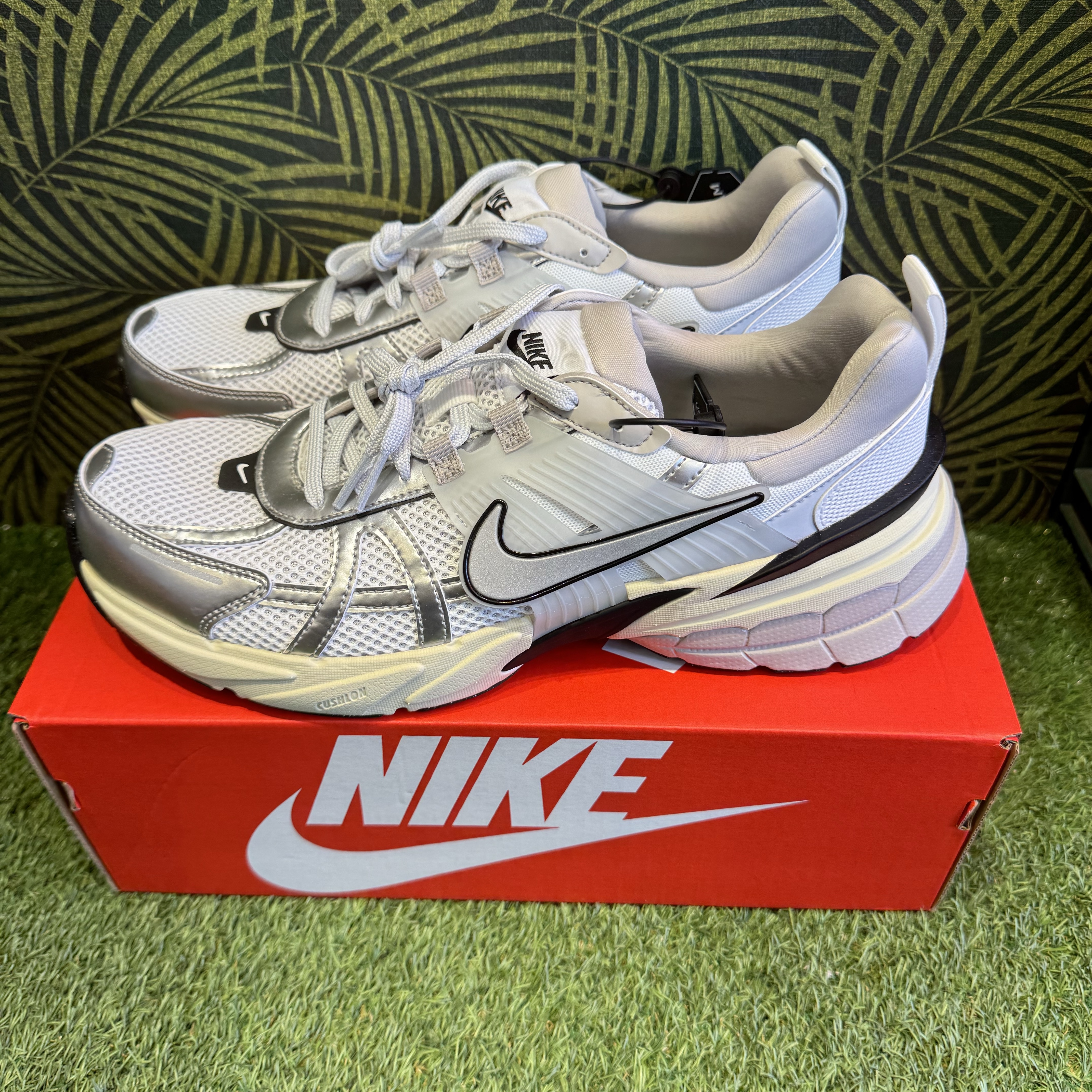Nike V2K Run Summit White Metallic Silver 착용 스타일
