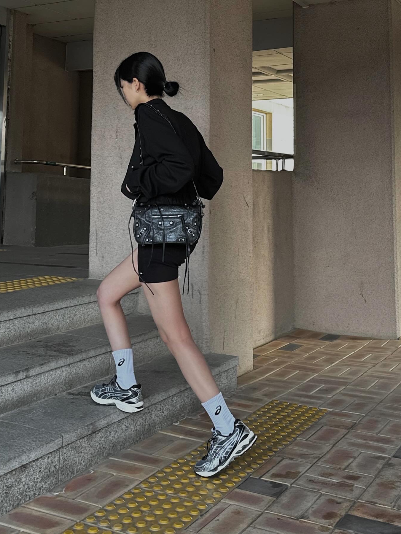 Asics Unlimited Gel-Kayano 14 Carrier Grey Black, Balenciaga Le Cagole XS Flap Bag in Arena Lambskin Black 착용 스타일