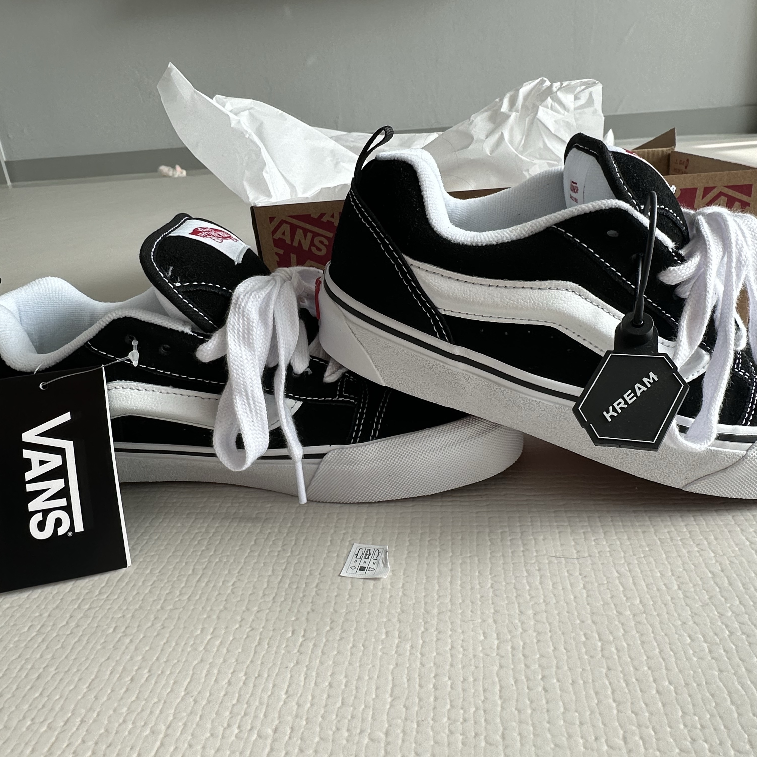 Vans Knu-Skool Black True White 착용 스타일