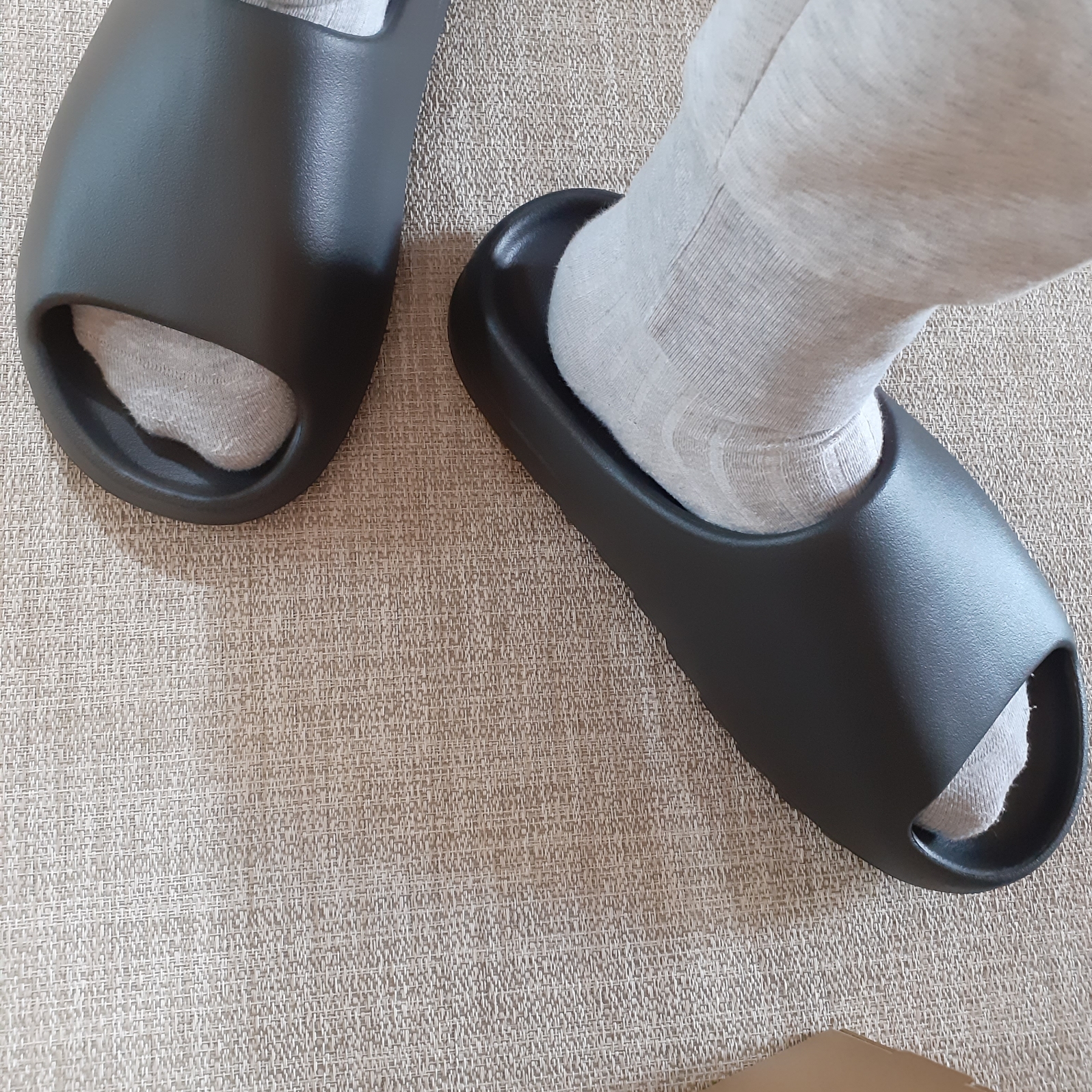 Adidas Yeezy Slide Onyx 착용 스타일 - 1