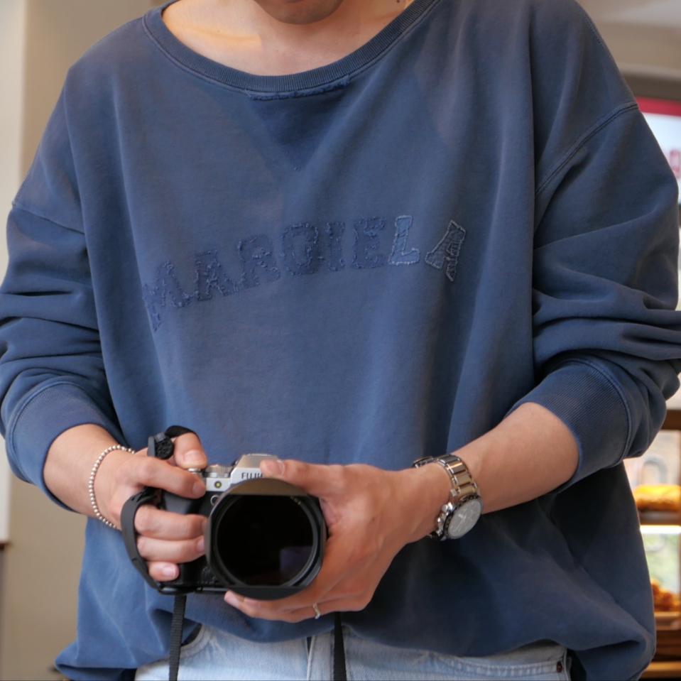 Maison Margiela Logo Organic Cotton Sweatshirt Blue 착용 스타일 - 2