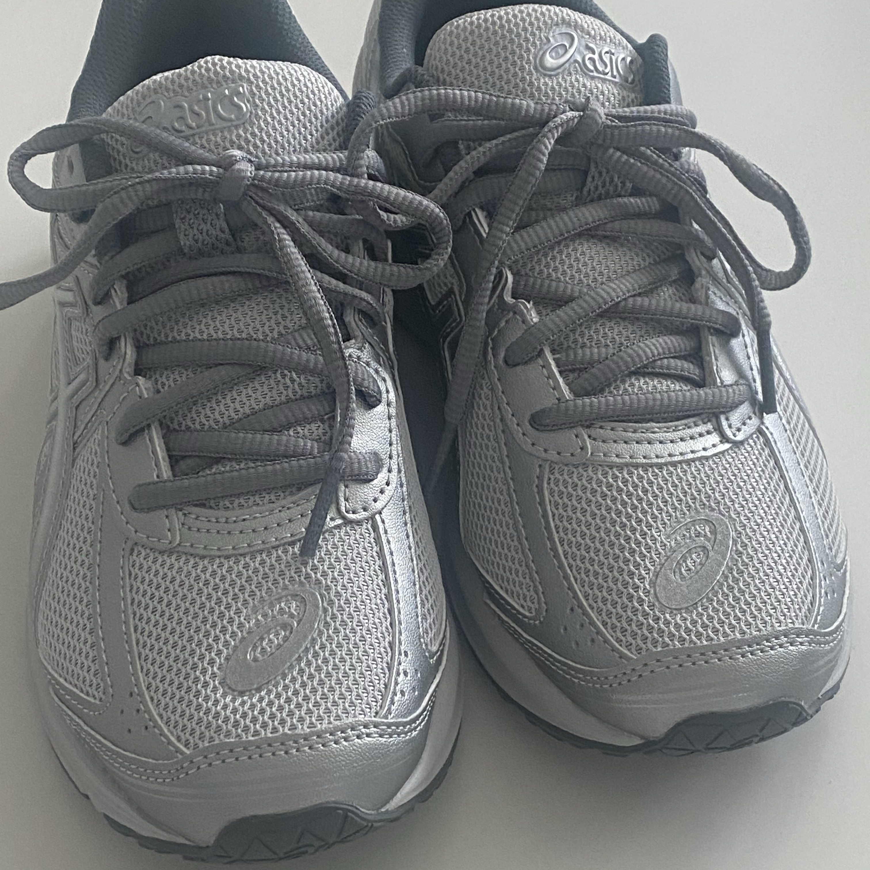 Asics Jog 100 S SMU Glacier Grey Pure Silver - 2E Wide 착용 스타일
