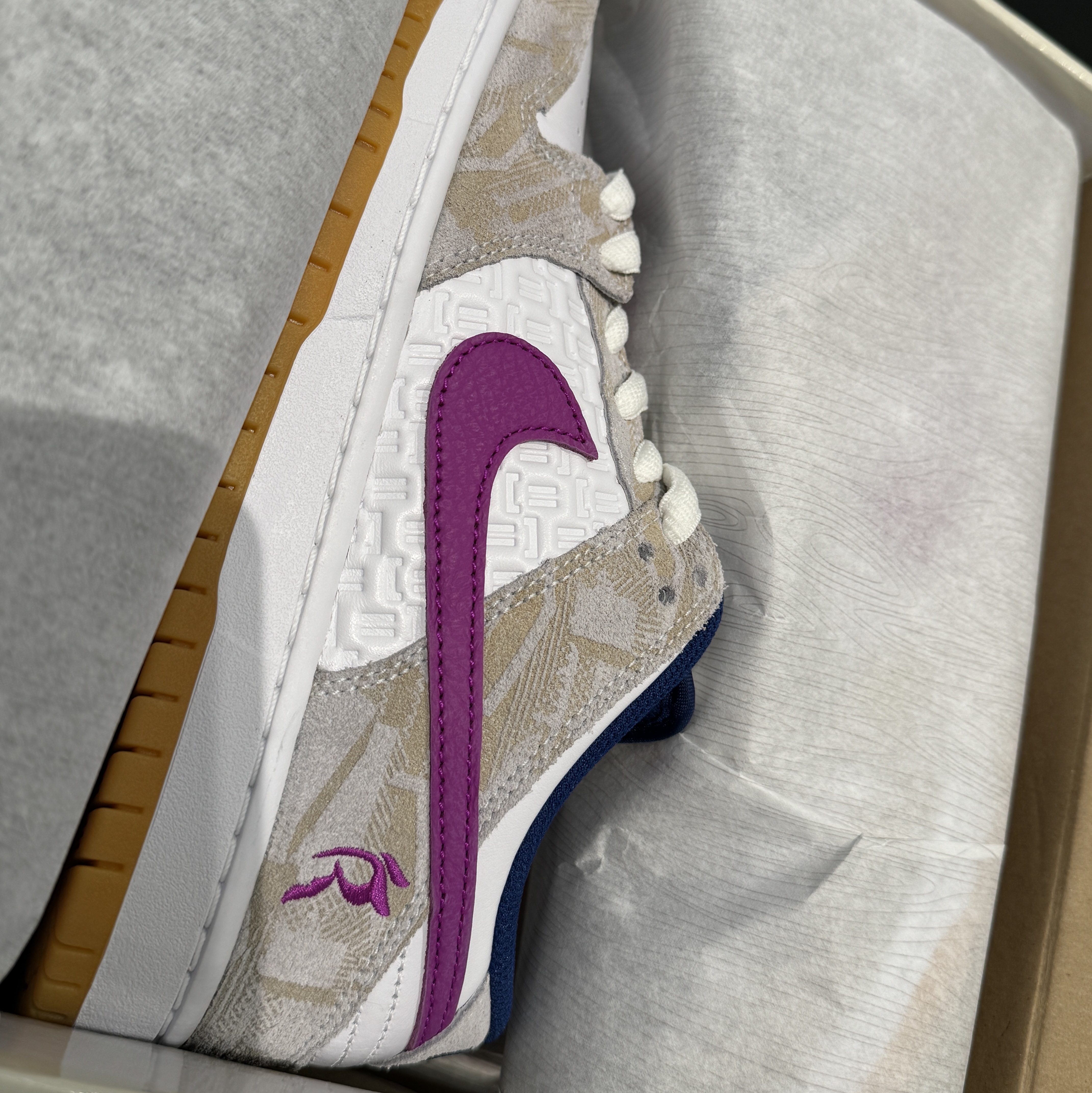 Nike x Rayssa Leal SB Dunk Low PRM Pure Platinum Vivid Purple 착용 스타일 - 2