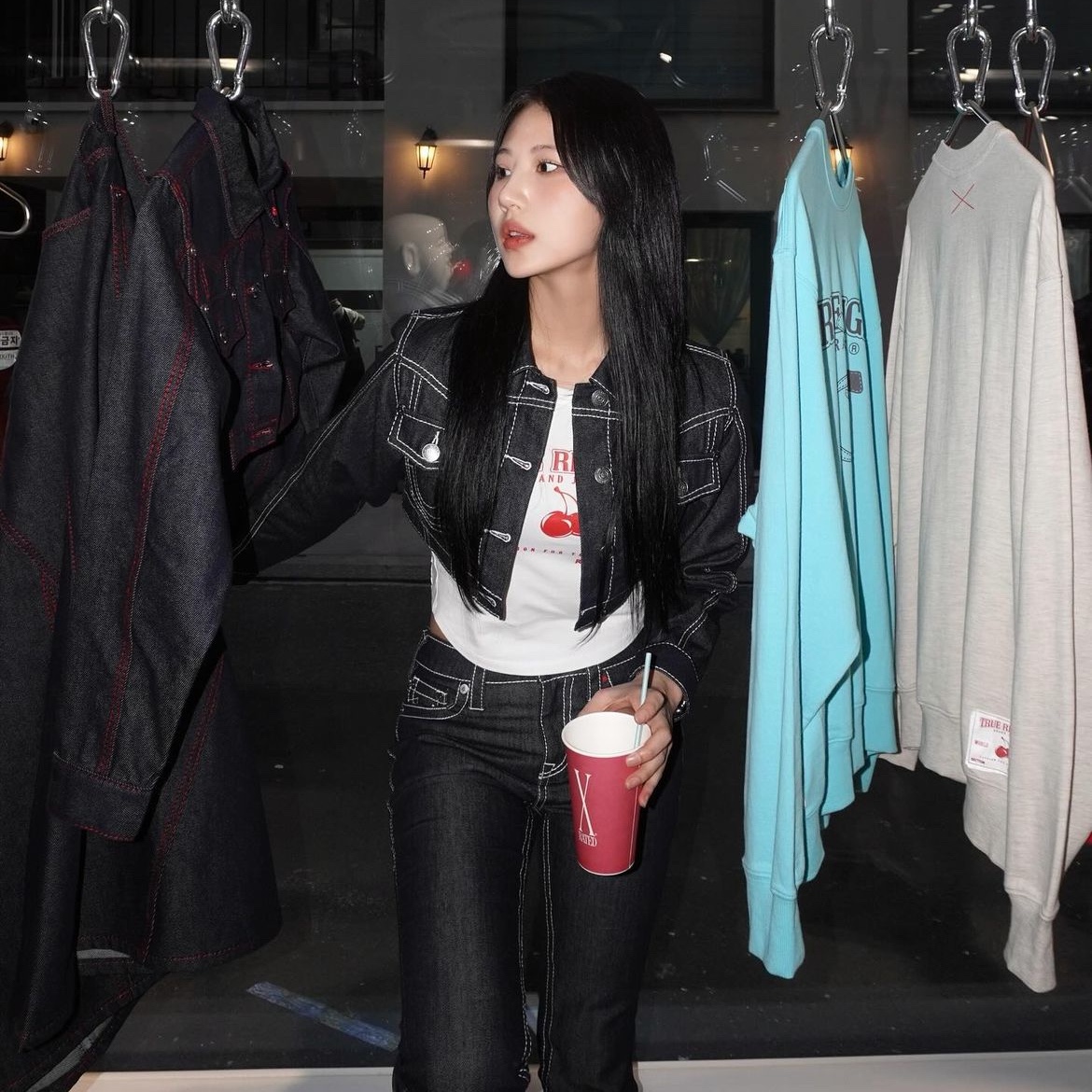 True Religion x KIRSH Stitch Point Denim Crop Jacket White Stitch, True Religion x KIRSH Stitch Point Boots Cut Denim Pants Black Denim 착용 스타일 - 2