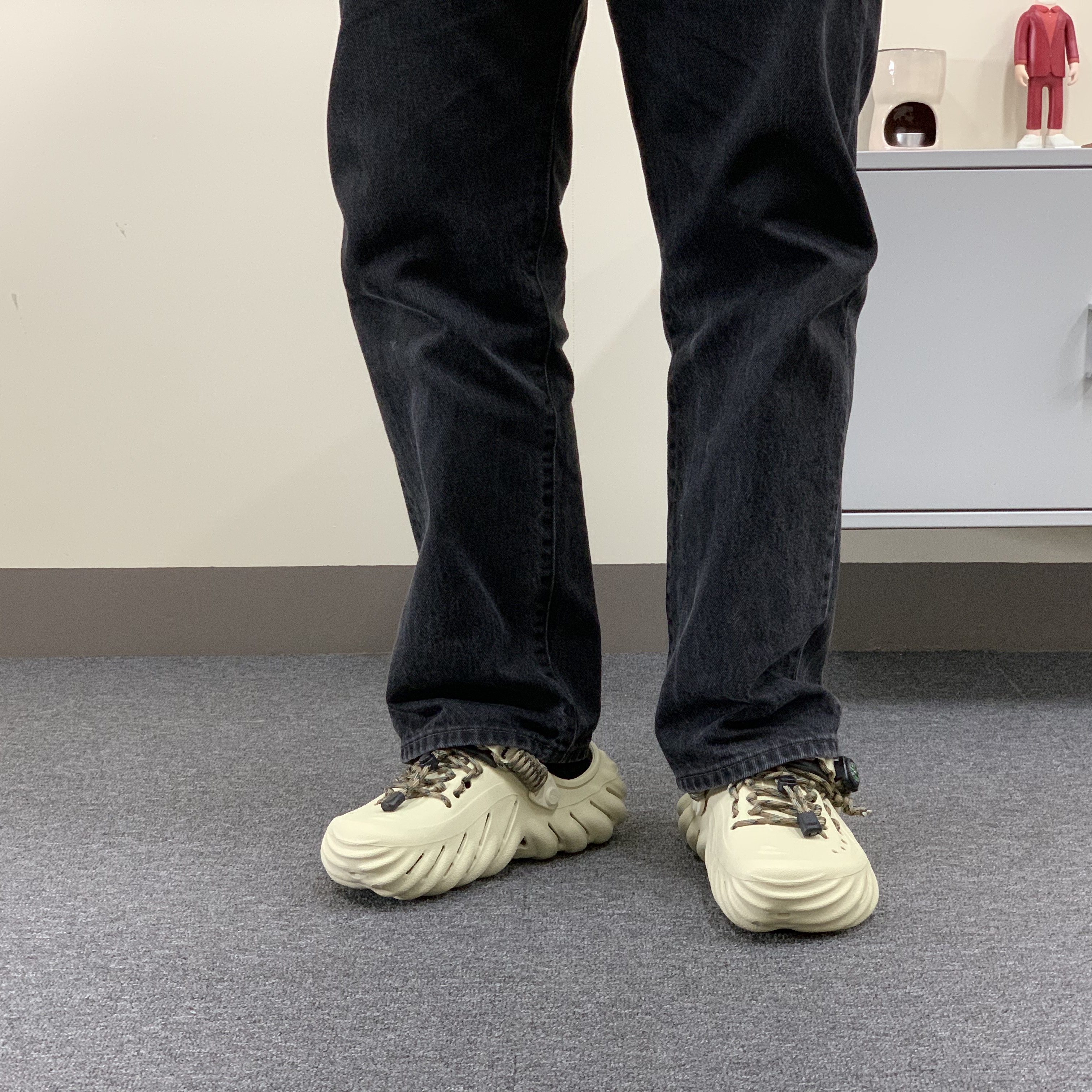 Crocs Echo Clog Bone Black 착용 스타일 - 3