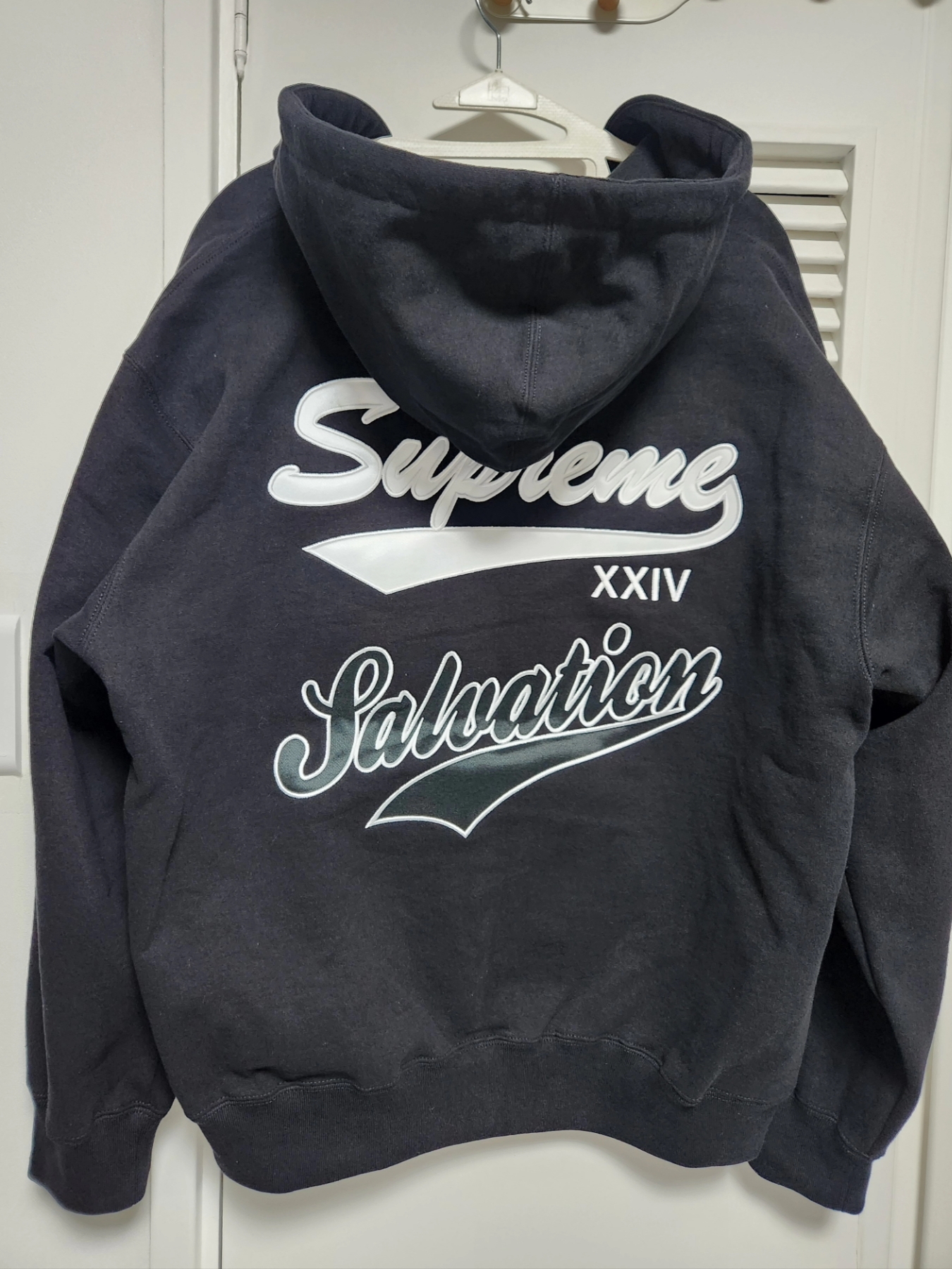 Supreme Salvation Zip Up Hooded Sweatshirt Black - 24SS, Supreme NYC Crewneck Navy - 23FW 착용 스타일 - 2