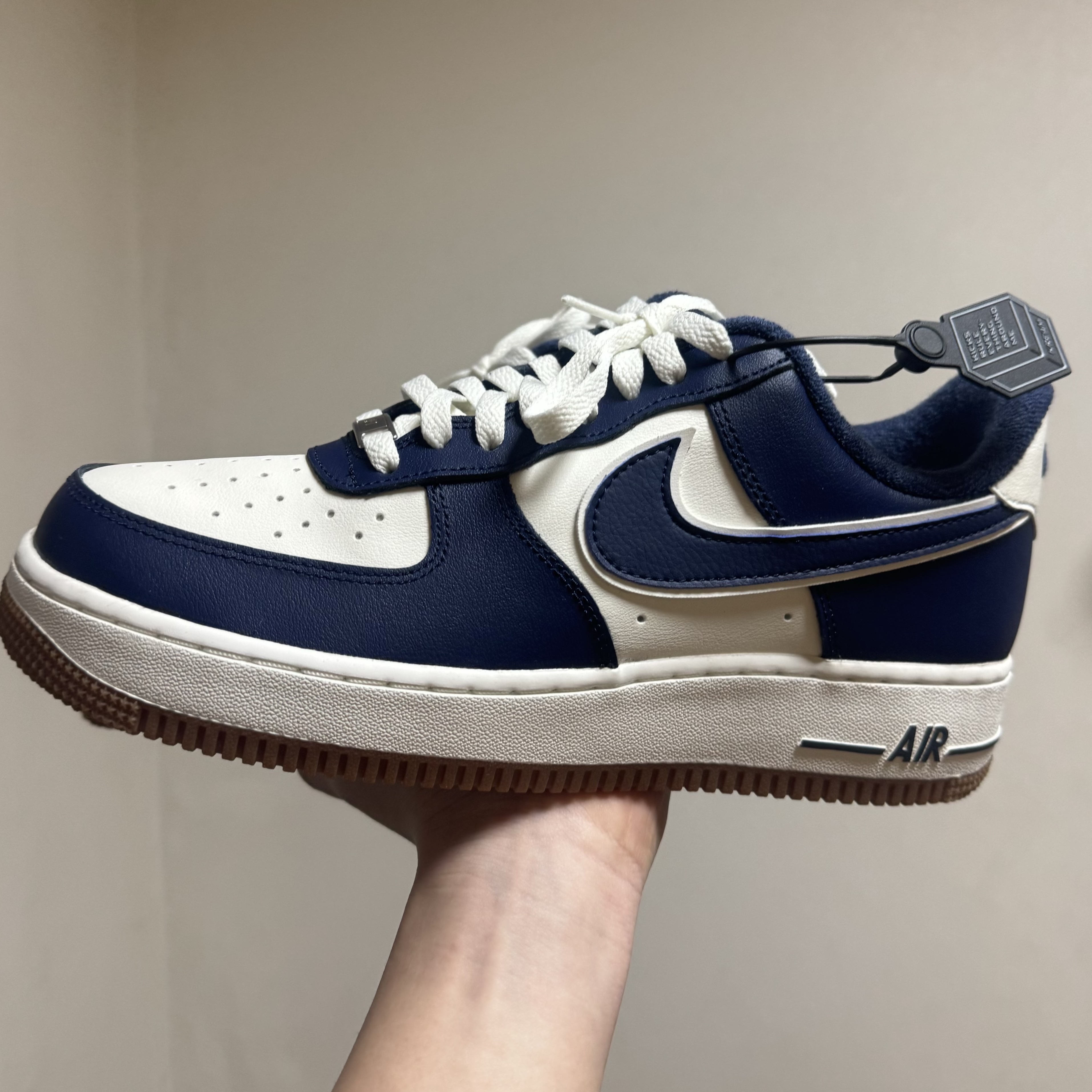 Nike Air Force 1 '07 LV8 Midnight Navy 착용 스타일