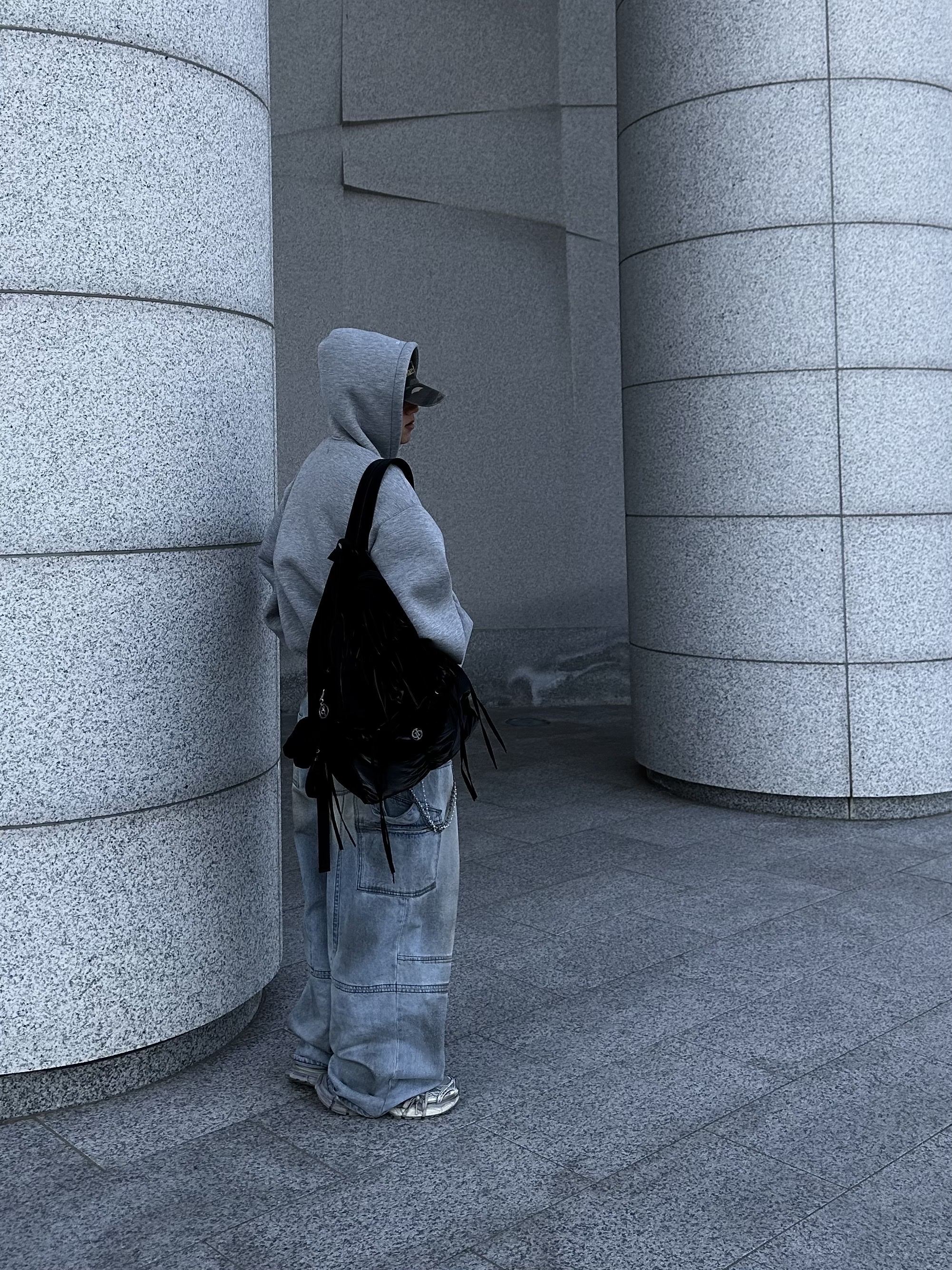 [KREAM 단독] Haleine Carpenter Cargo Dirty Washed Jean Light Blue, Balenciaga 3XL Sneakers Light Beige 착용 스타일 - 3