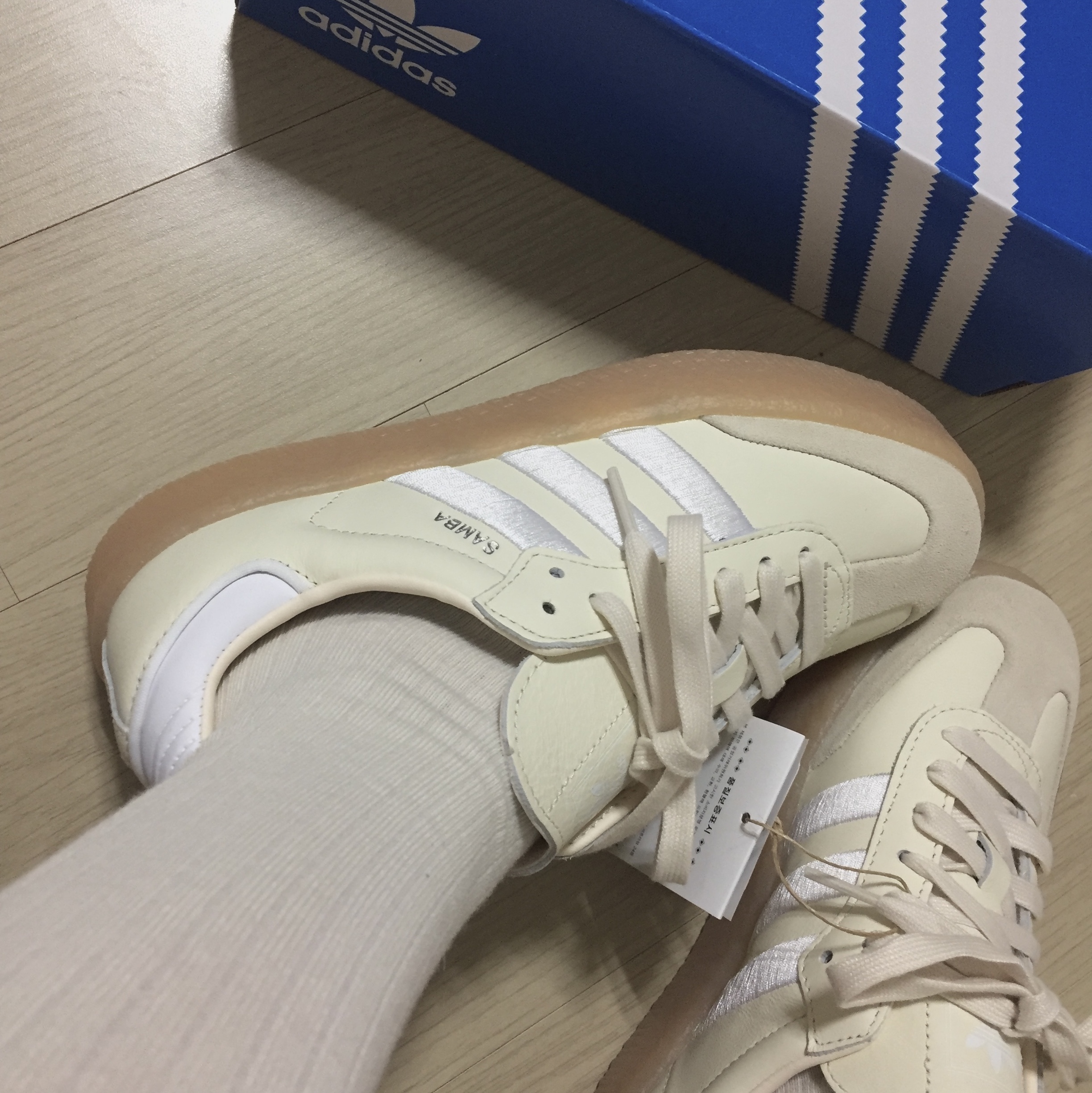 (W) Adidas Sambae Wonder White Silver Metallic 착용 스타일 - 1