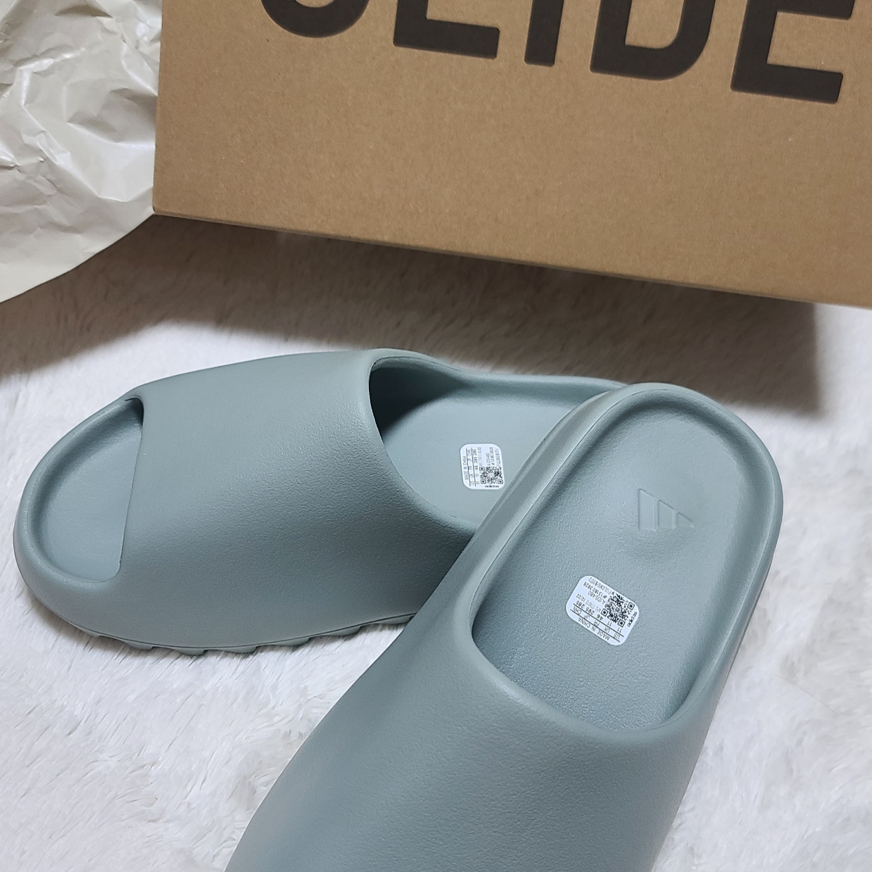 Adidas Yeezy Slide Salt 착용 스타일