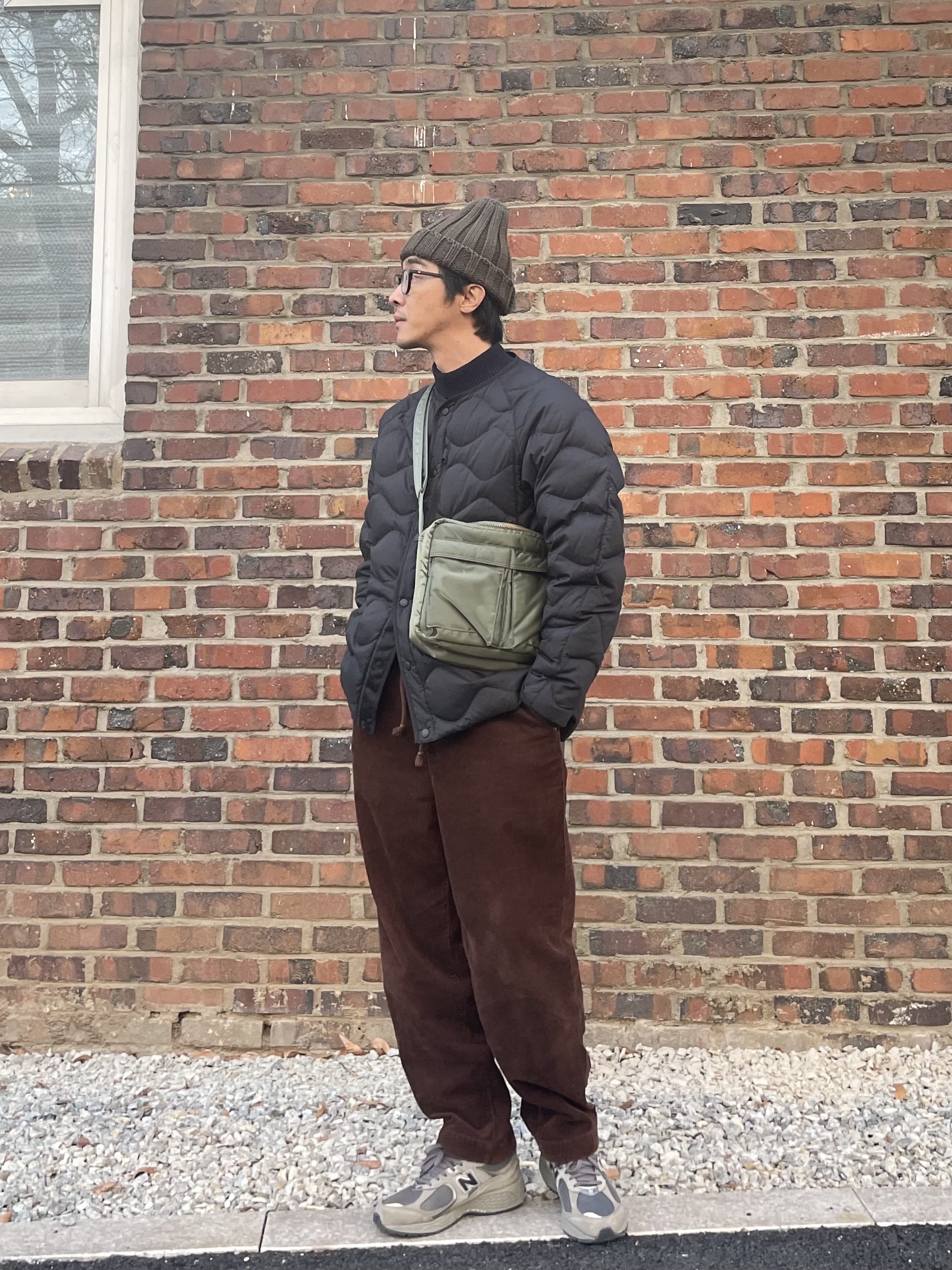 Porter Tanker Shoulder Bag Sage Green, Uniqlo x White Mountaineering WPJ Ultra Light Down Oversized Jacket Black 착용 스타일 - 2