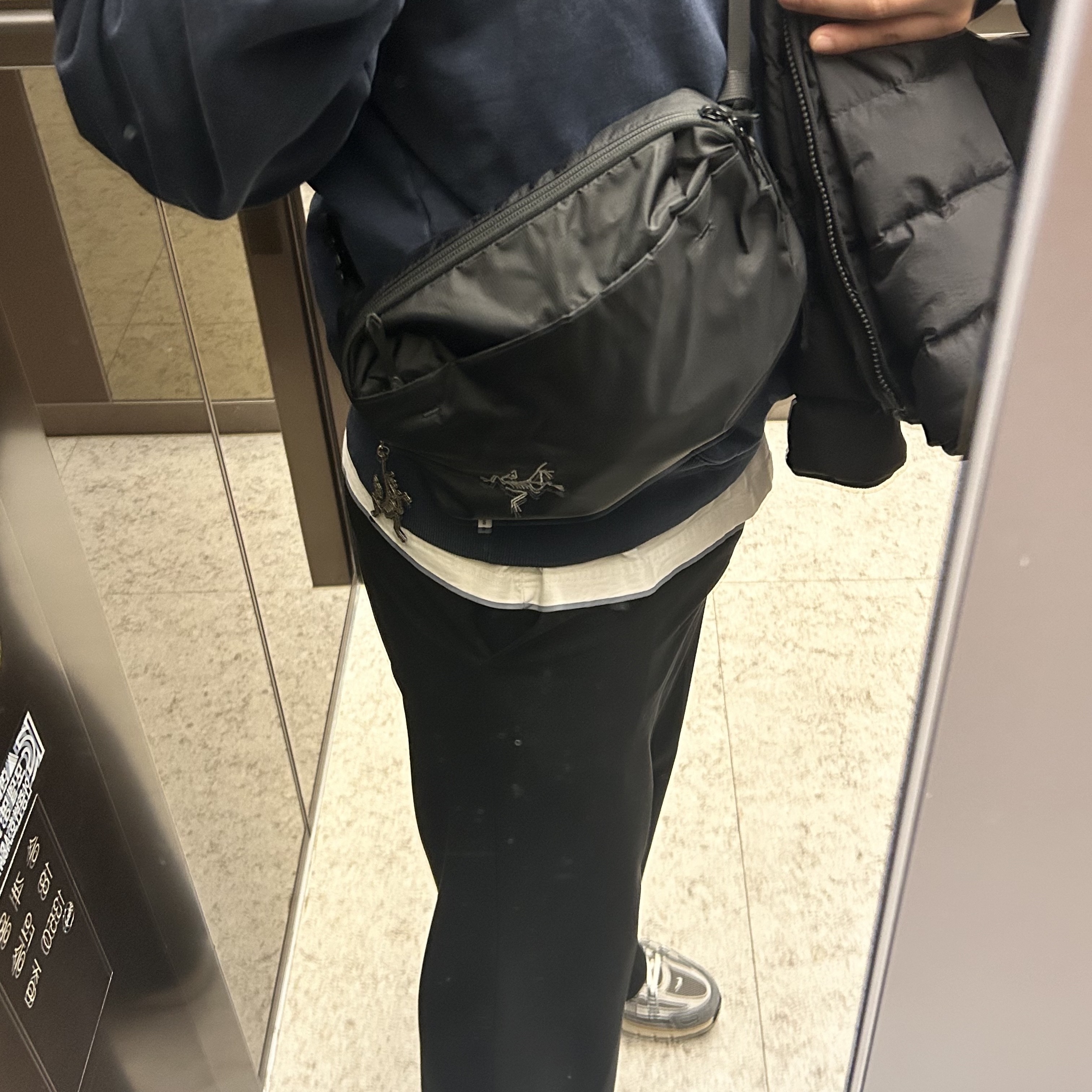Arc'teryx Keyring Metal, Arc'teryx Heliad 6 Crossbody Bag Black 착용 스타일 - 1