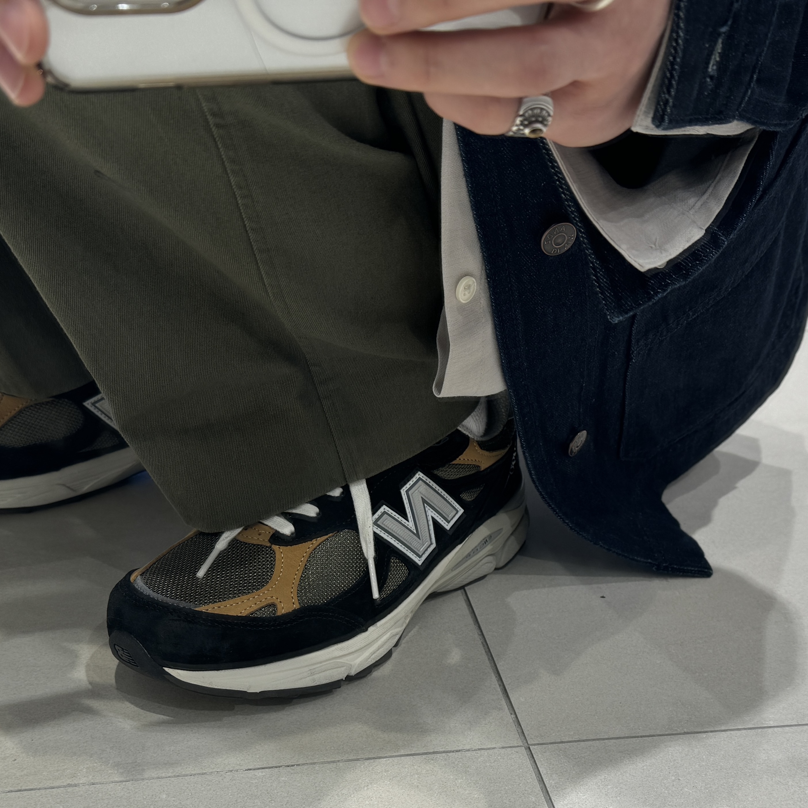 New Balance 990v3 Made in USA Black Tan 착용 스타일