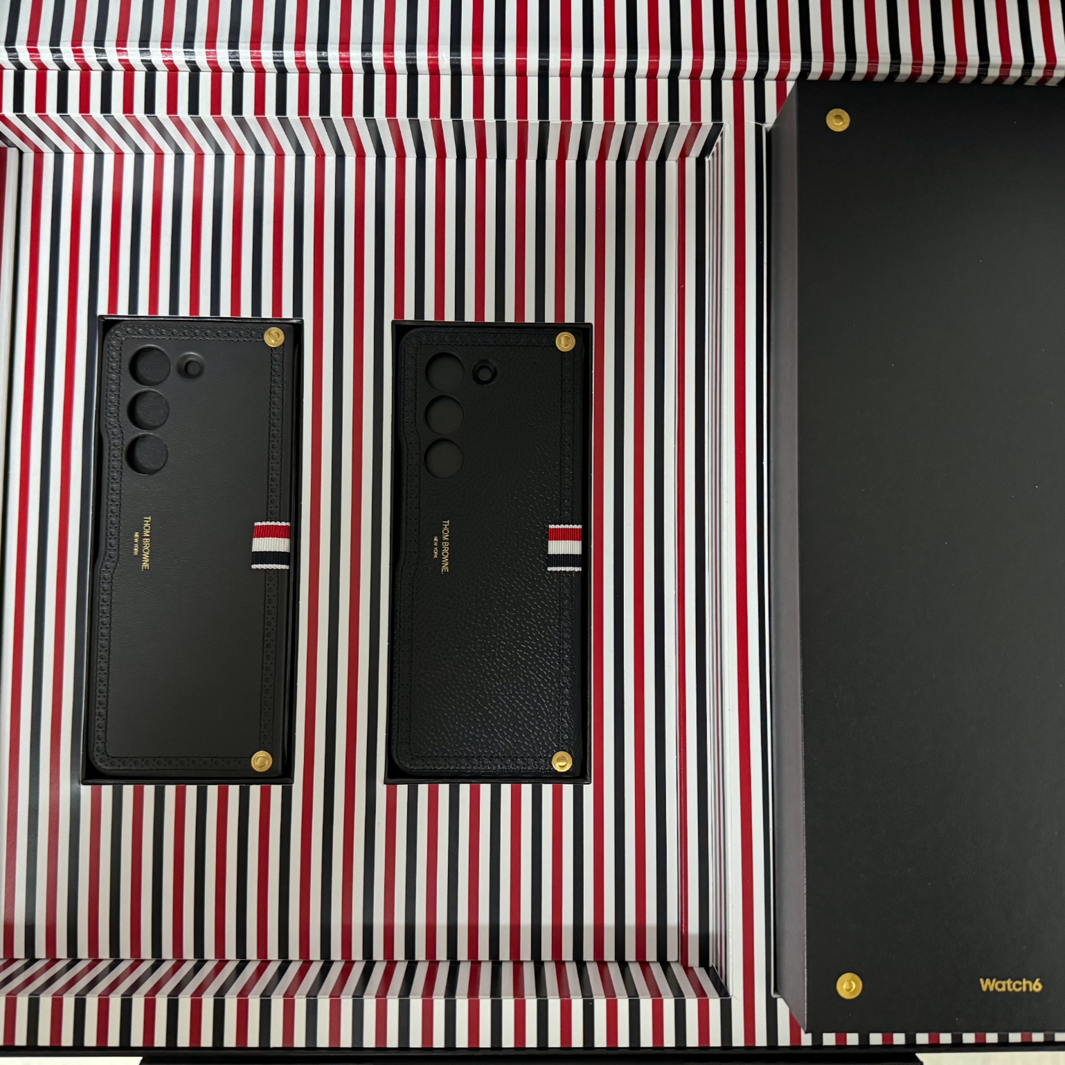 Samsung Galaxy Z Fold5 Thom Browne Edition (Korean Ver.) 착용 스타일 - 2