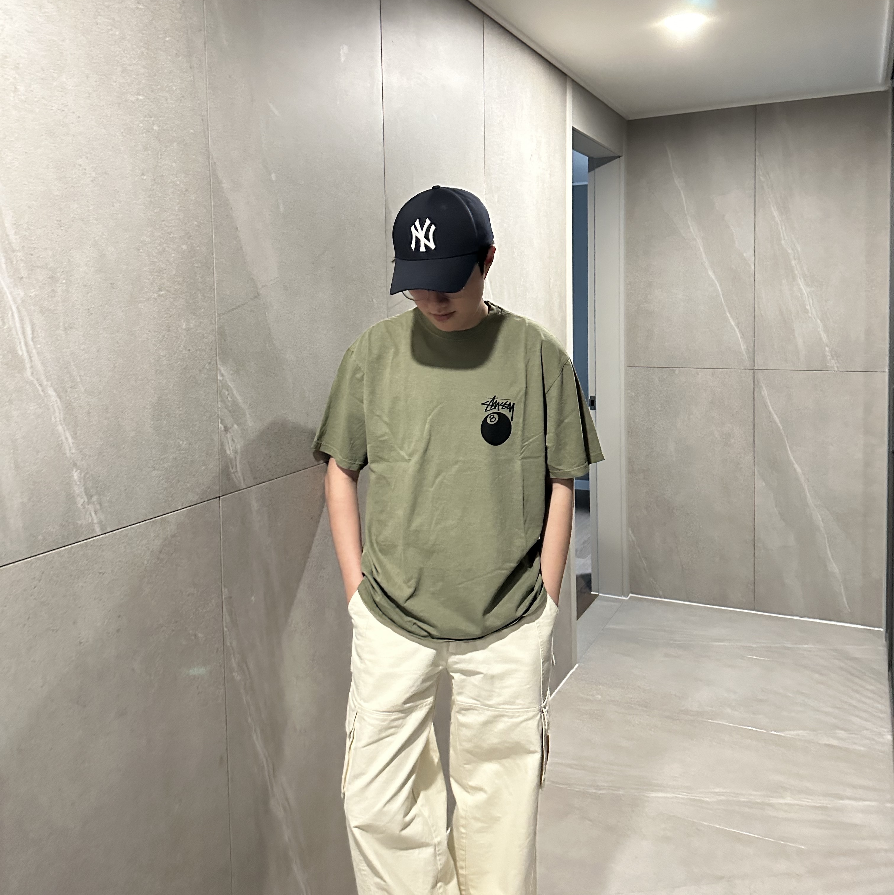 Stussy 8 Ball Pigment Dyed T-Shirt Olive 착용 스타일 - 2