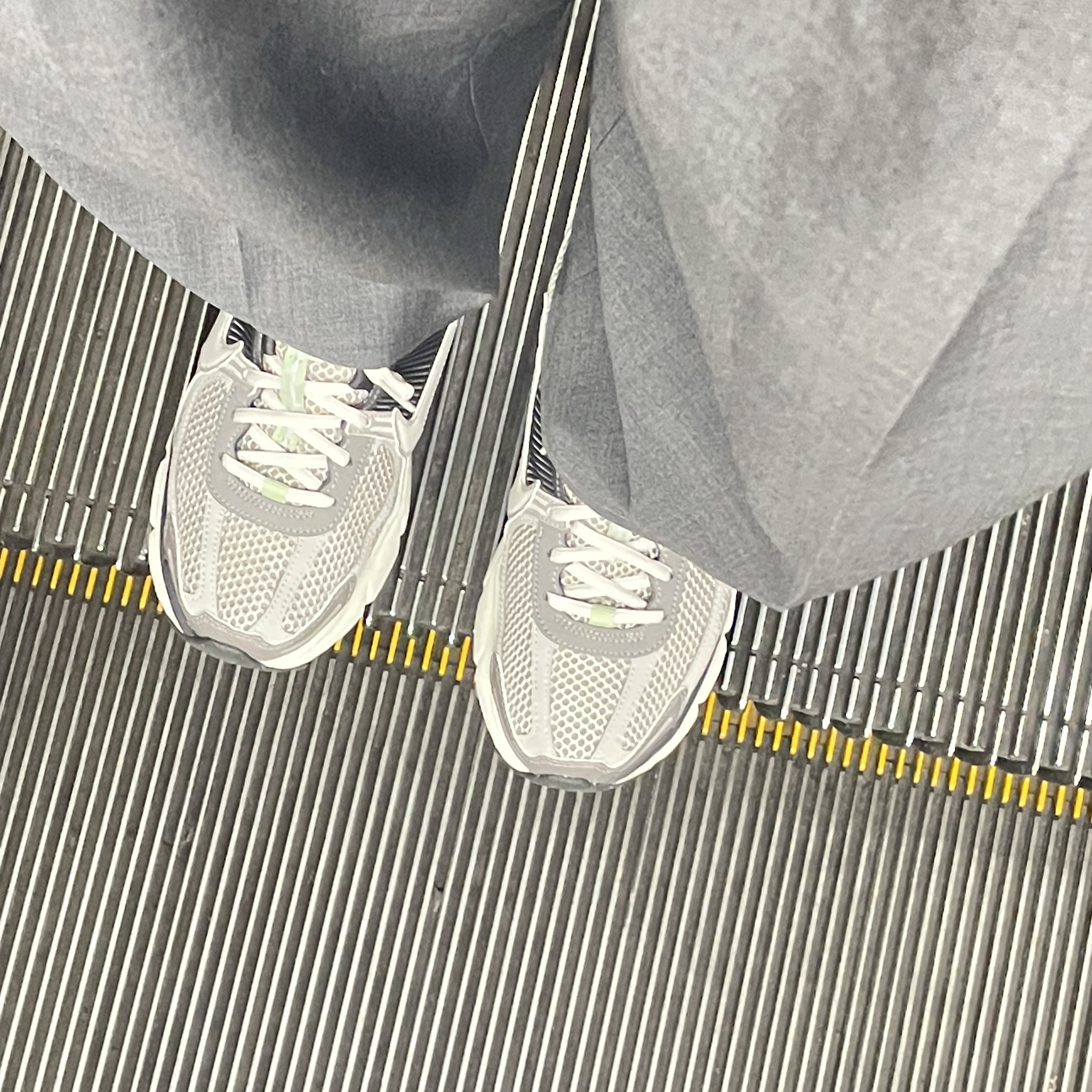 (W) Nike Zoom Vomero 5 Cobblestone and Flat Pewter 착용 스타일