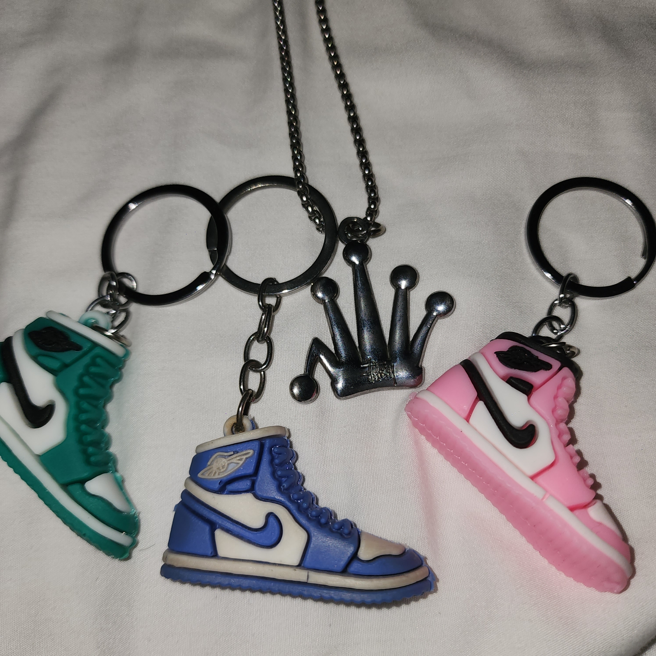 Stussy Metal Bent Crown Keychain Silver 착용 스타일 - 1