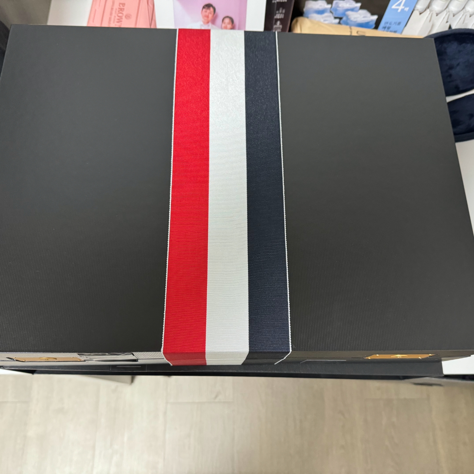 Samsung Galaxy Z Fold5 Thom Browne Edition (Korean Ver.) 착용 스타일 - 4