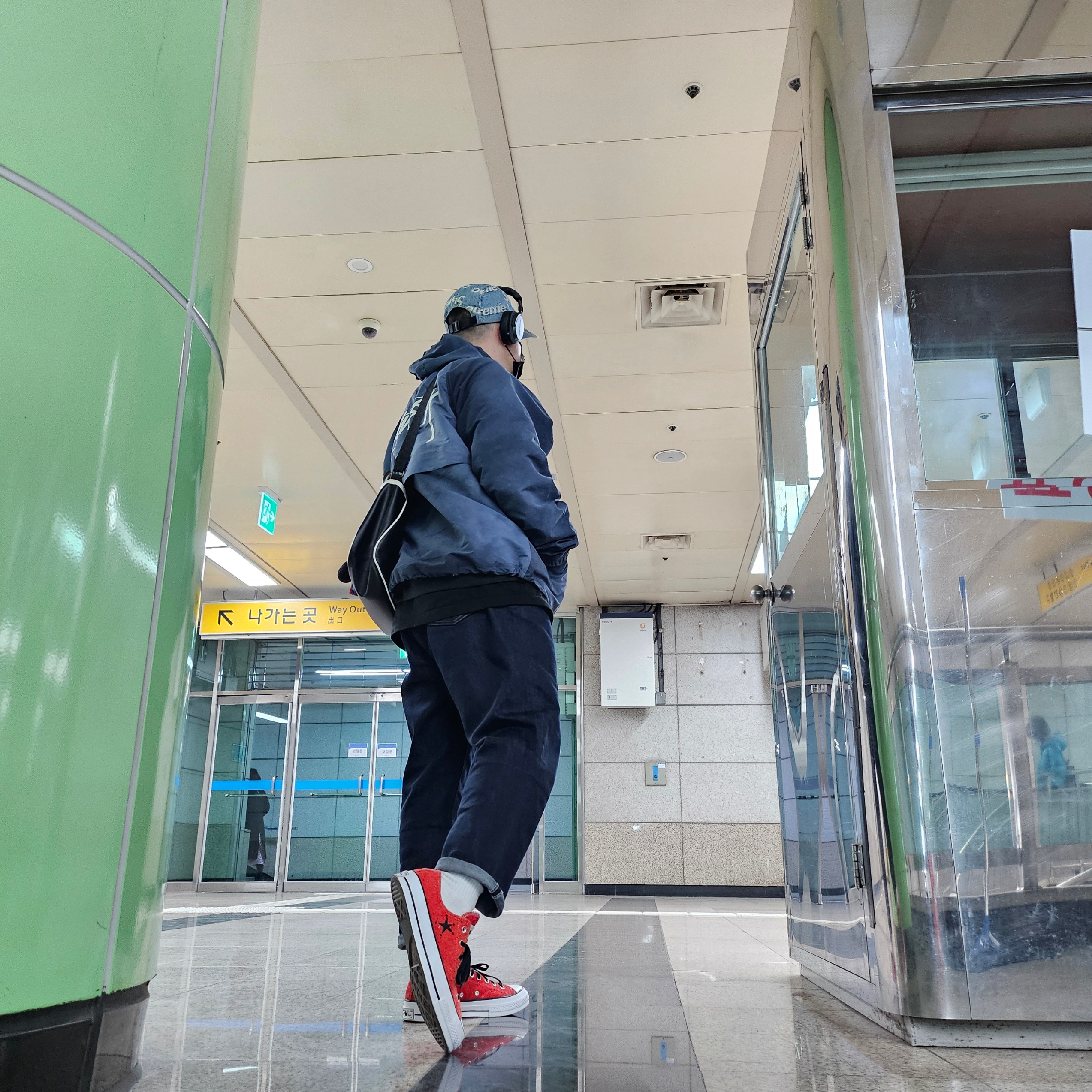 Stussy Wave Dye Beach Shell Jacket Navy, Supreme Frayed Logos Denim Camp Cap Blue - 21SS 착용 스타일 - 2