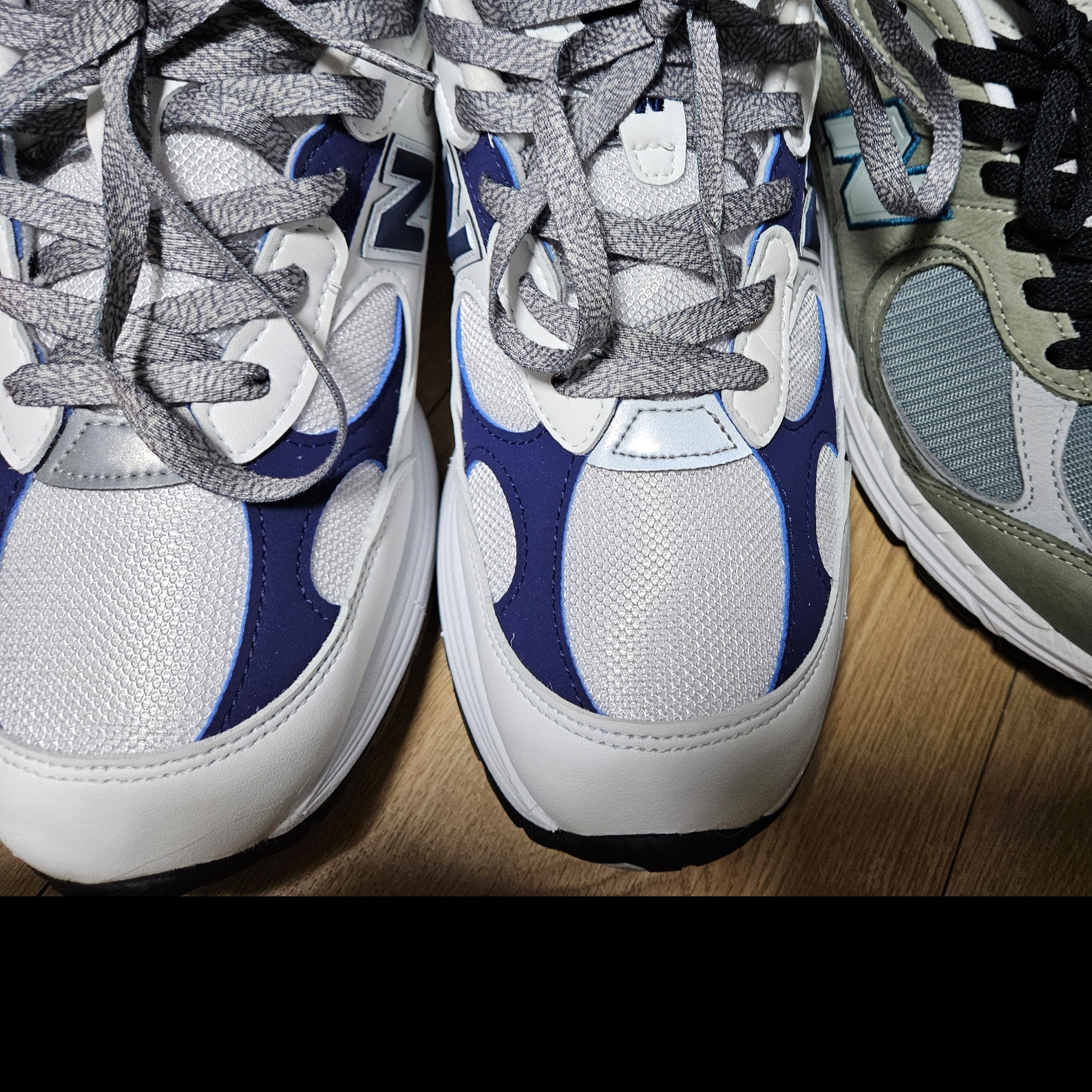 New Balance 992 Made in USA White Navy, New Balance 2002R Cool Grey 착용 스타일