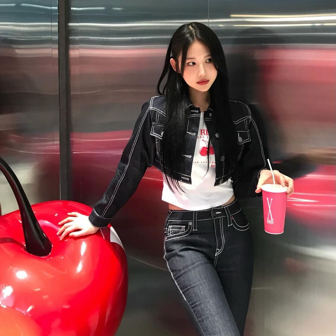 True Religion x KIRSH Stitch Point Denim Crop Jacket White Stitch, True Religion x KIRSH Stitch Point Boots Cut Denim Pants Black Denim 착용 스타일 - 1