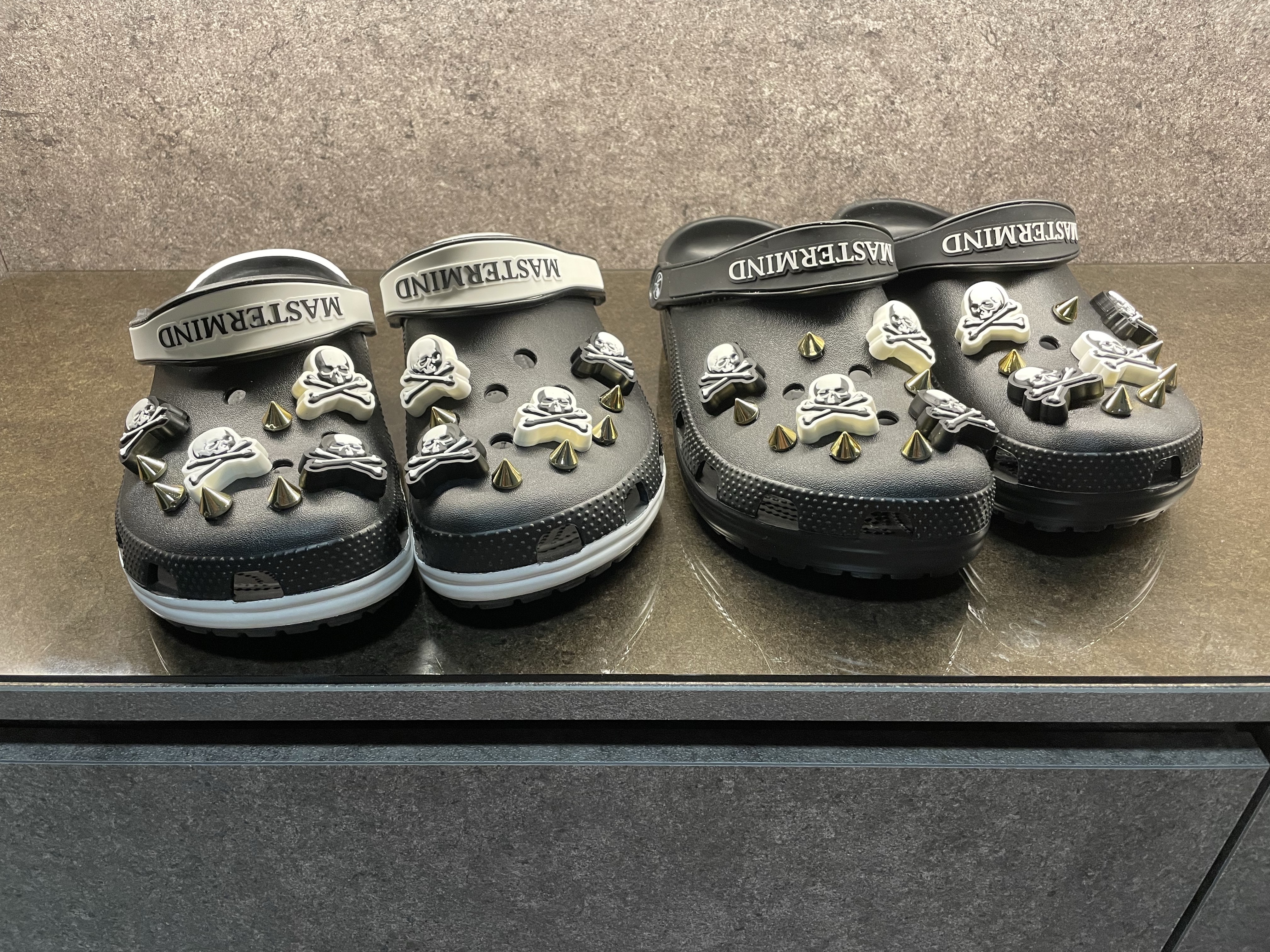 Crocs x Mastermind Classic Clog Black, Crocs x Mastermind Classic Clog Black White 착용 스타일 - 1
