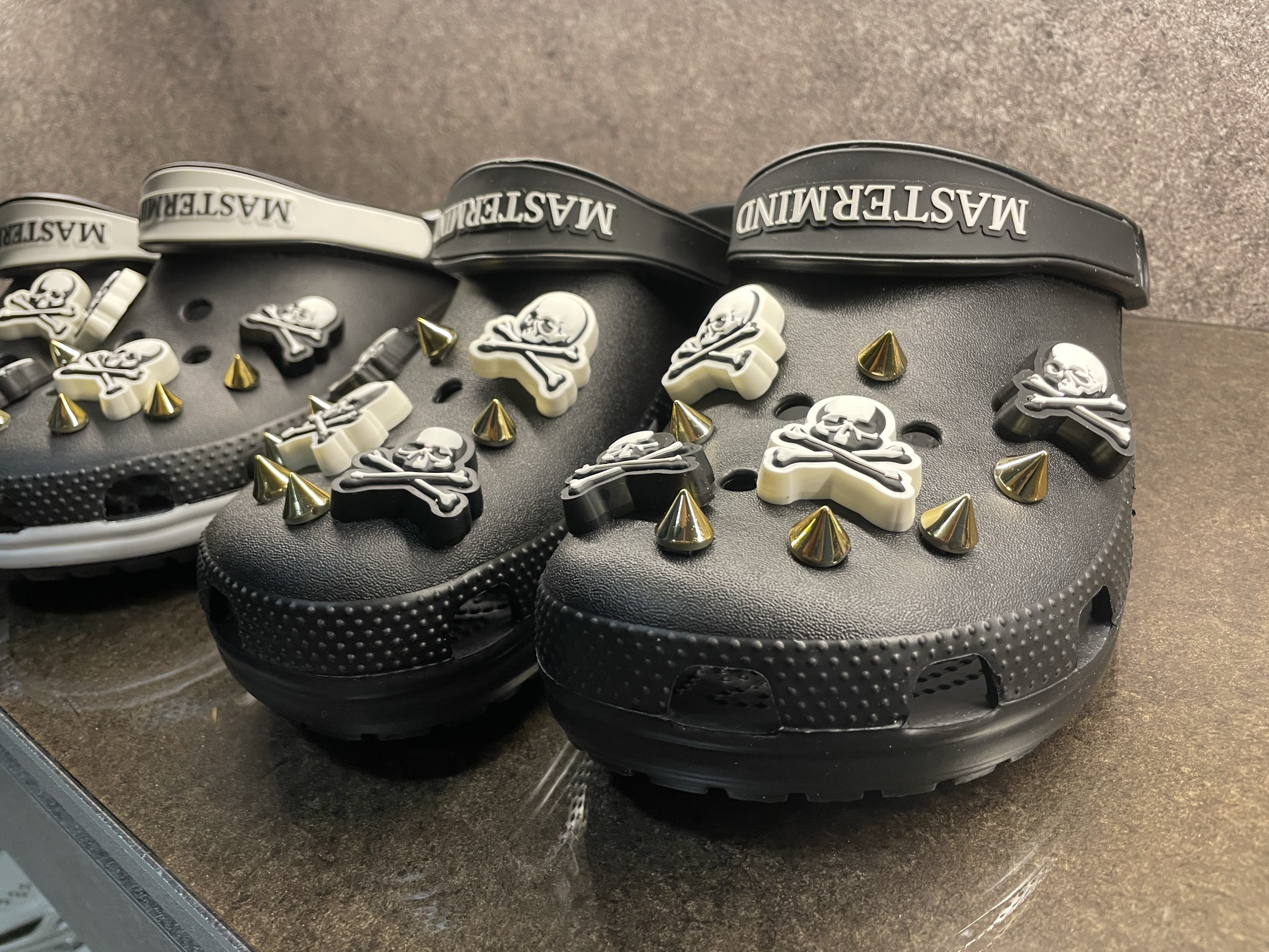 Crocs x Mastermind Classic Clog Black, Crocs x Mastermind Classic Clog Black White 착용 스타일 - 2