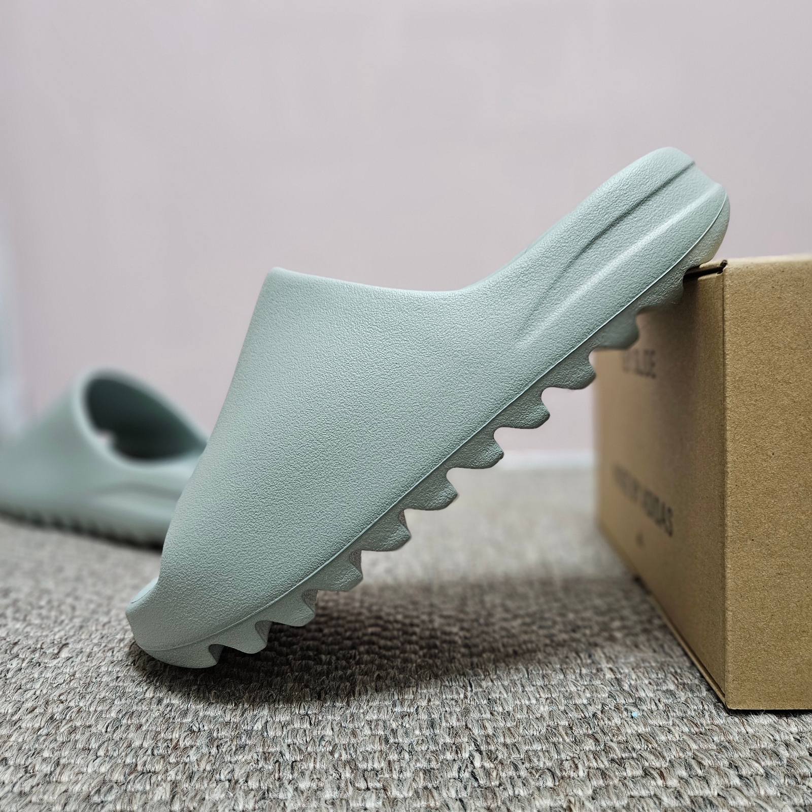 Adidas Yeezy Slide Salt 착용 스타일 - 1