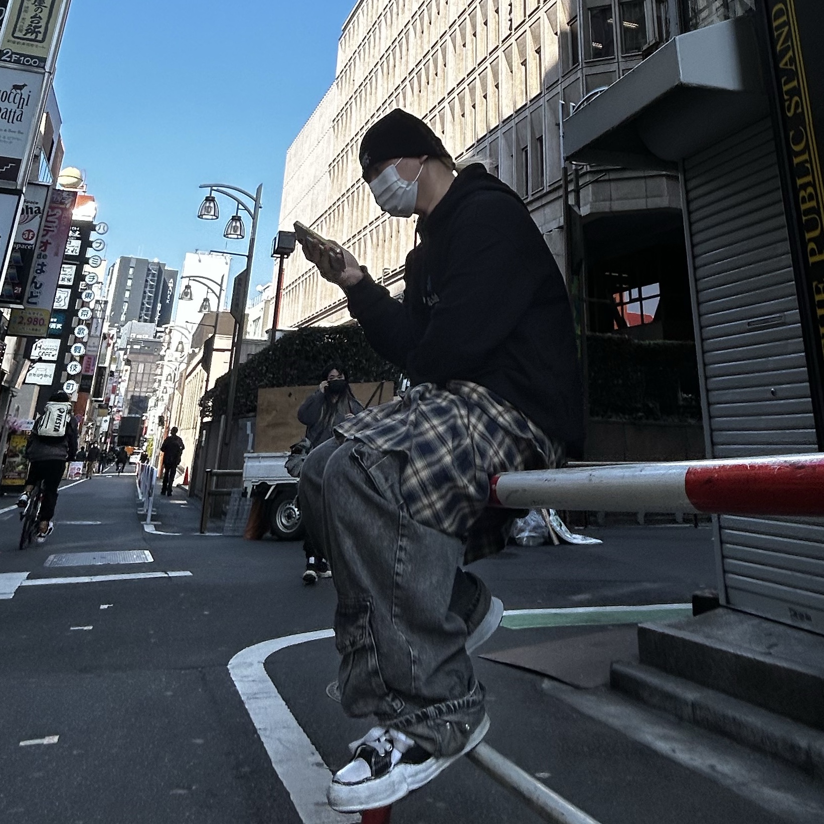 Maison Mihara Yasuhiro Peterson OG Sole Canvas Low Sneakers Black, Zara Utility Cargo Jeans Black 착용 스타일