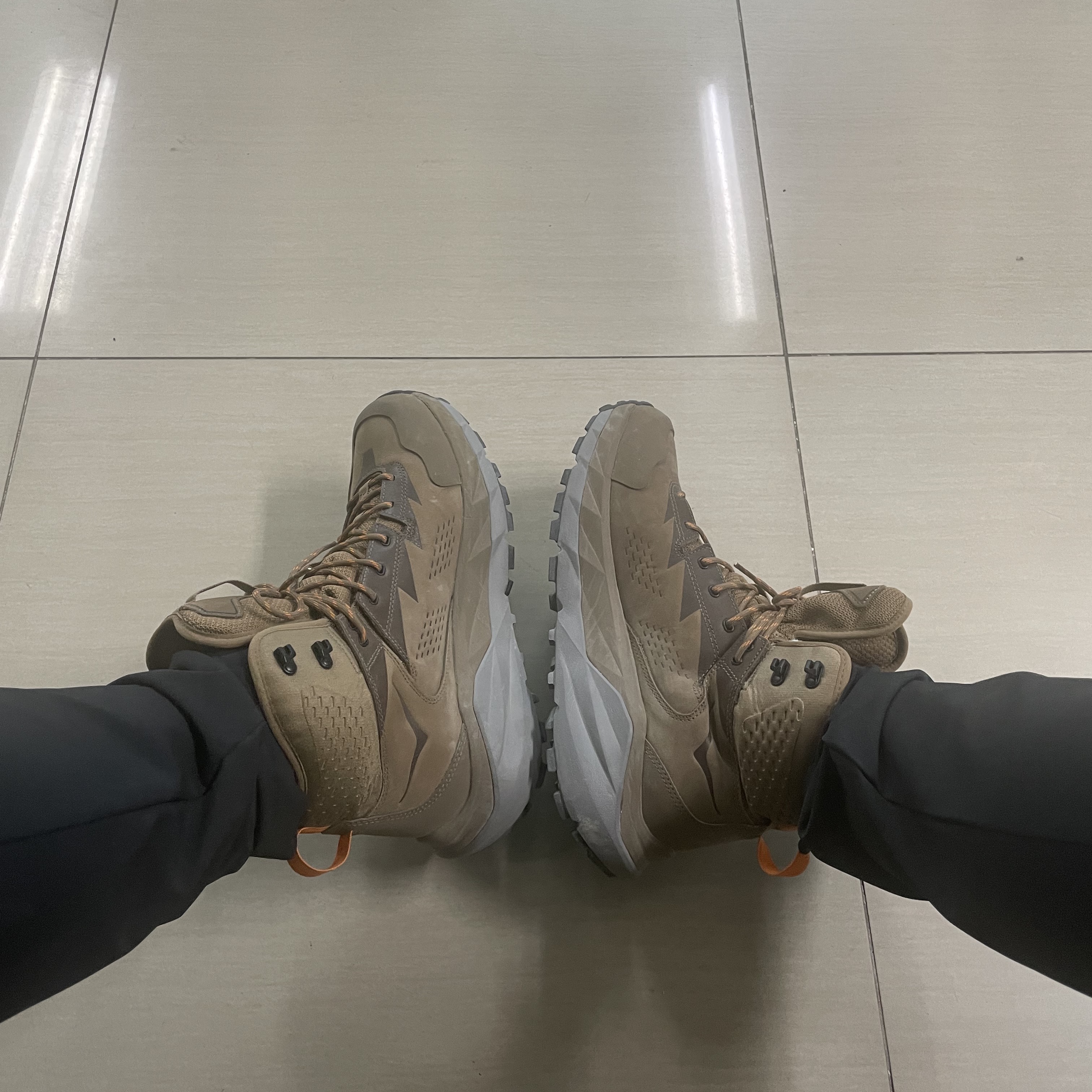 Hoka Kaha Gore-Tex Otter Persimmon Orange 착용 스타일 - 1