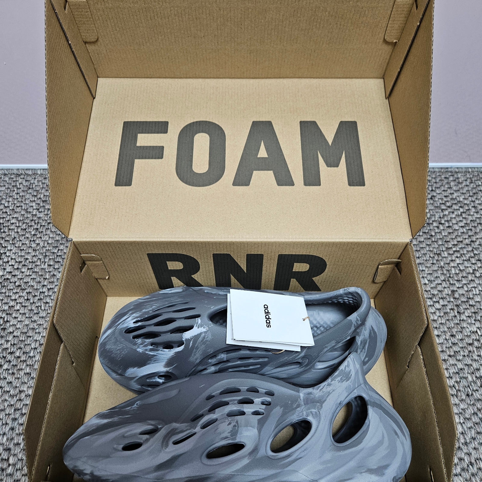 Adidas Yeezy Foam RNNR MX Granite 착용 스타일 - 2