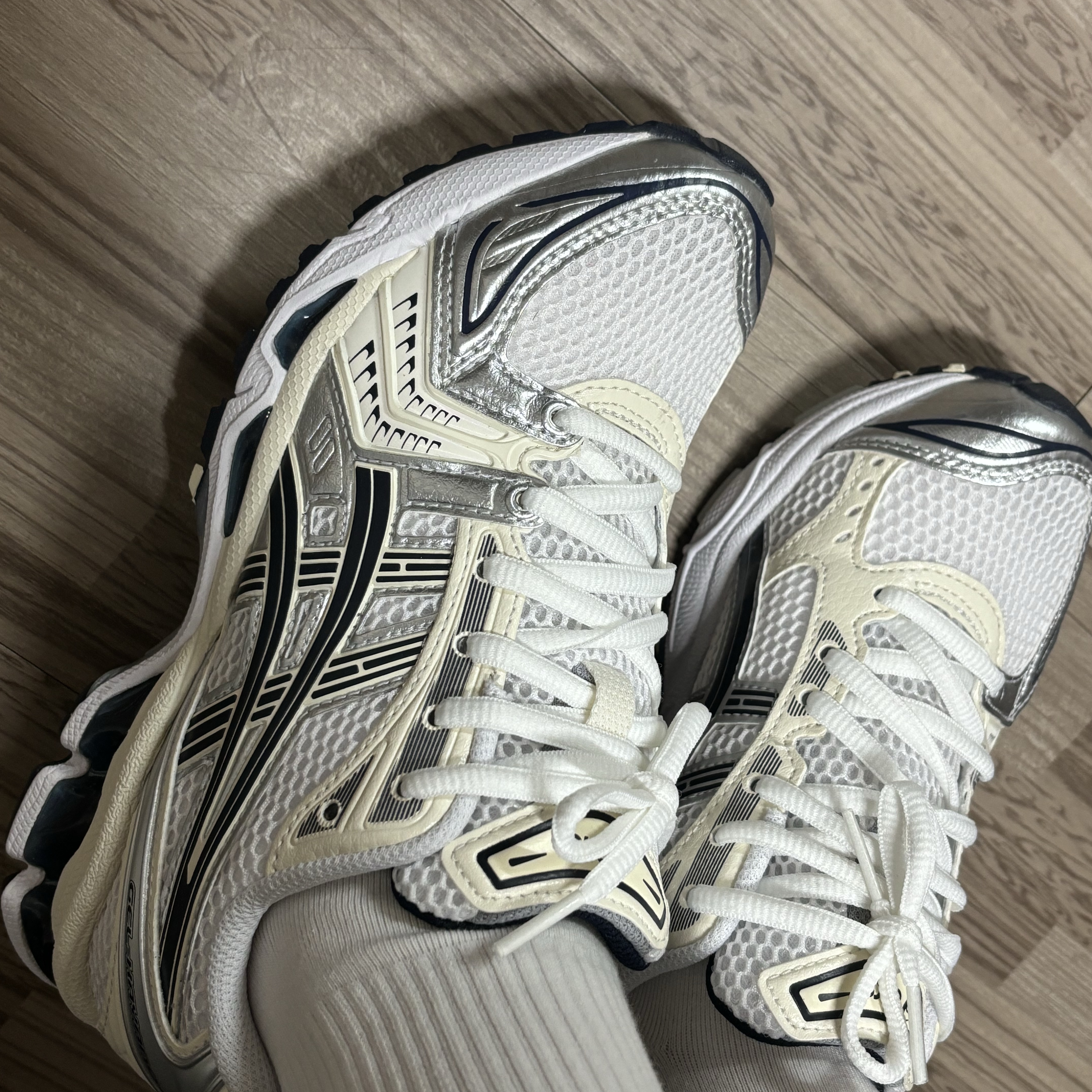 (W) Asics Gel-Kayano 14 White Midnight 착용 스타일