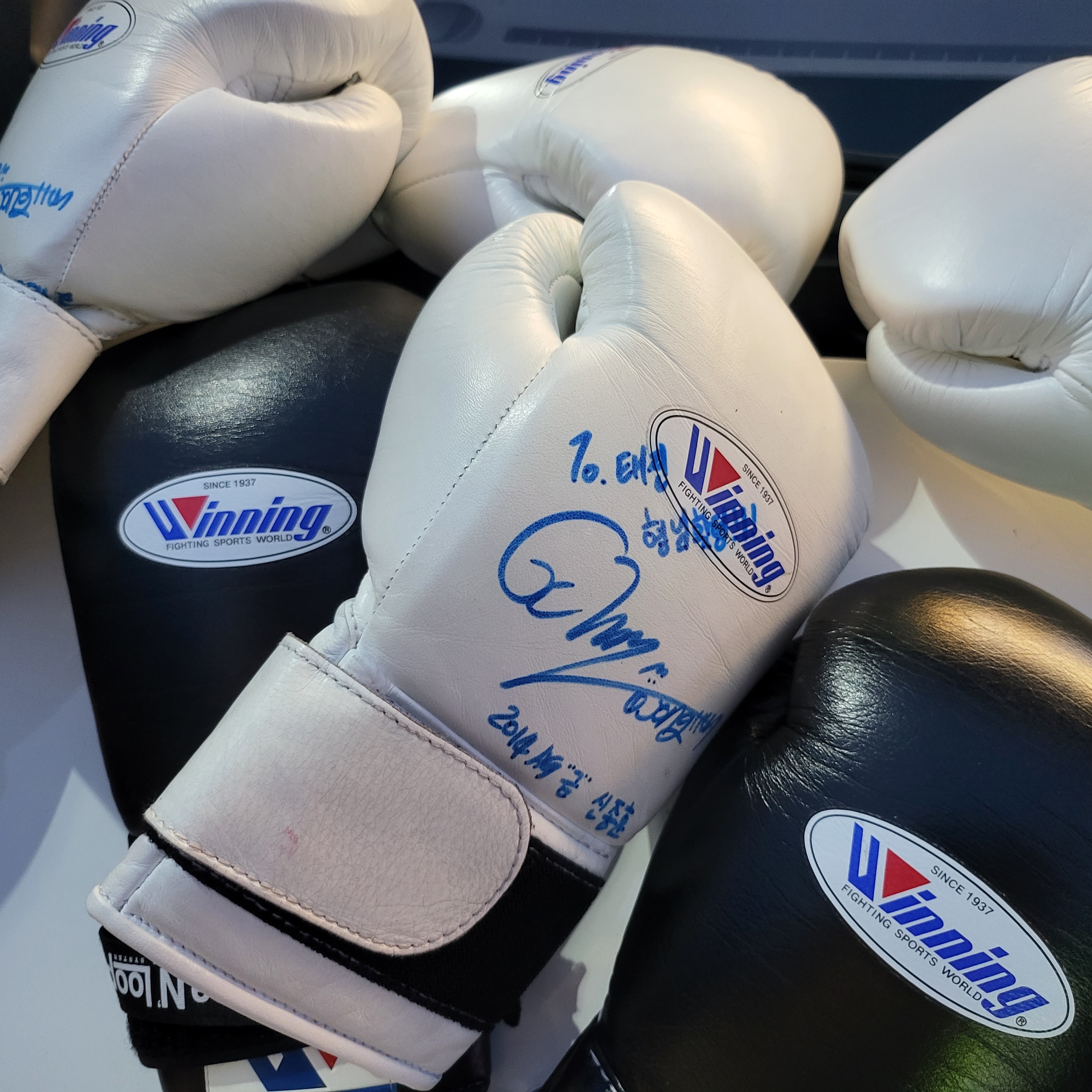 Winning Velcro Boxing Gloves White, Winning Velcro Boxing Gloves Black 착용 스타일 - 2