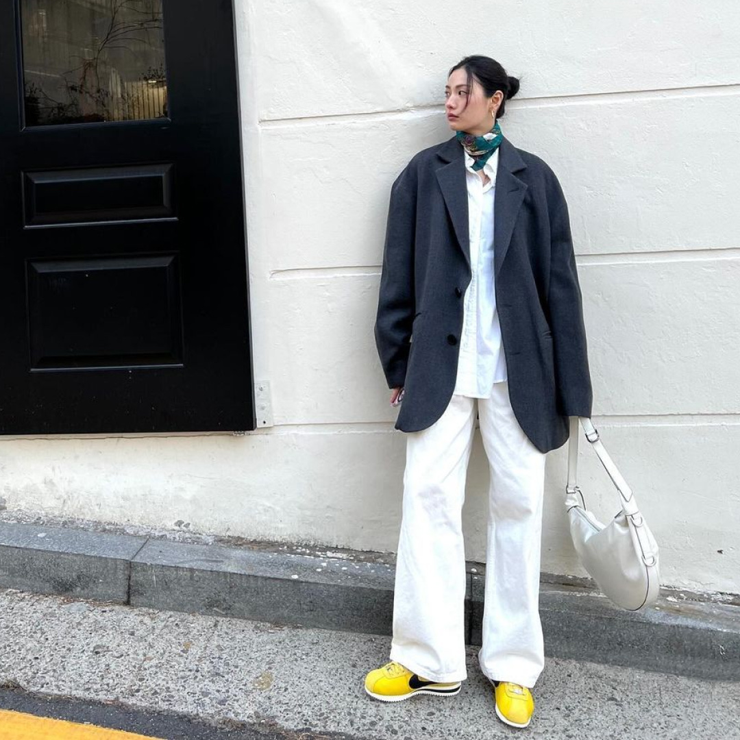 (W) Nike Cortez Vivid Sulfur 착용 스타일 - 2