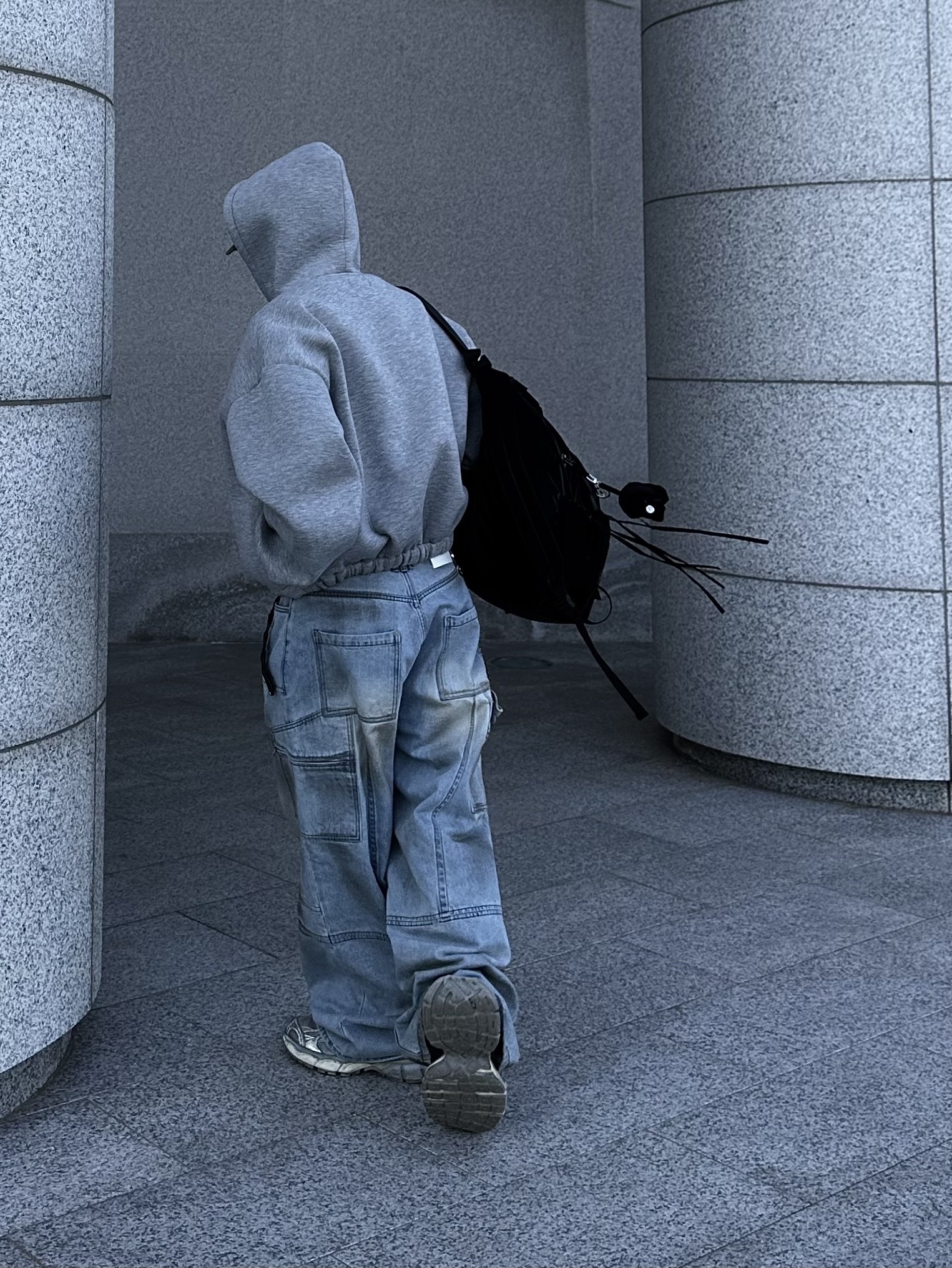 [KREAM 단독] Haleine Carpenter Cargo Dirty Washed Jean Light Blue, Balenciaga 3XL Sneakers Light Beige 착용 스타일 - 1