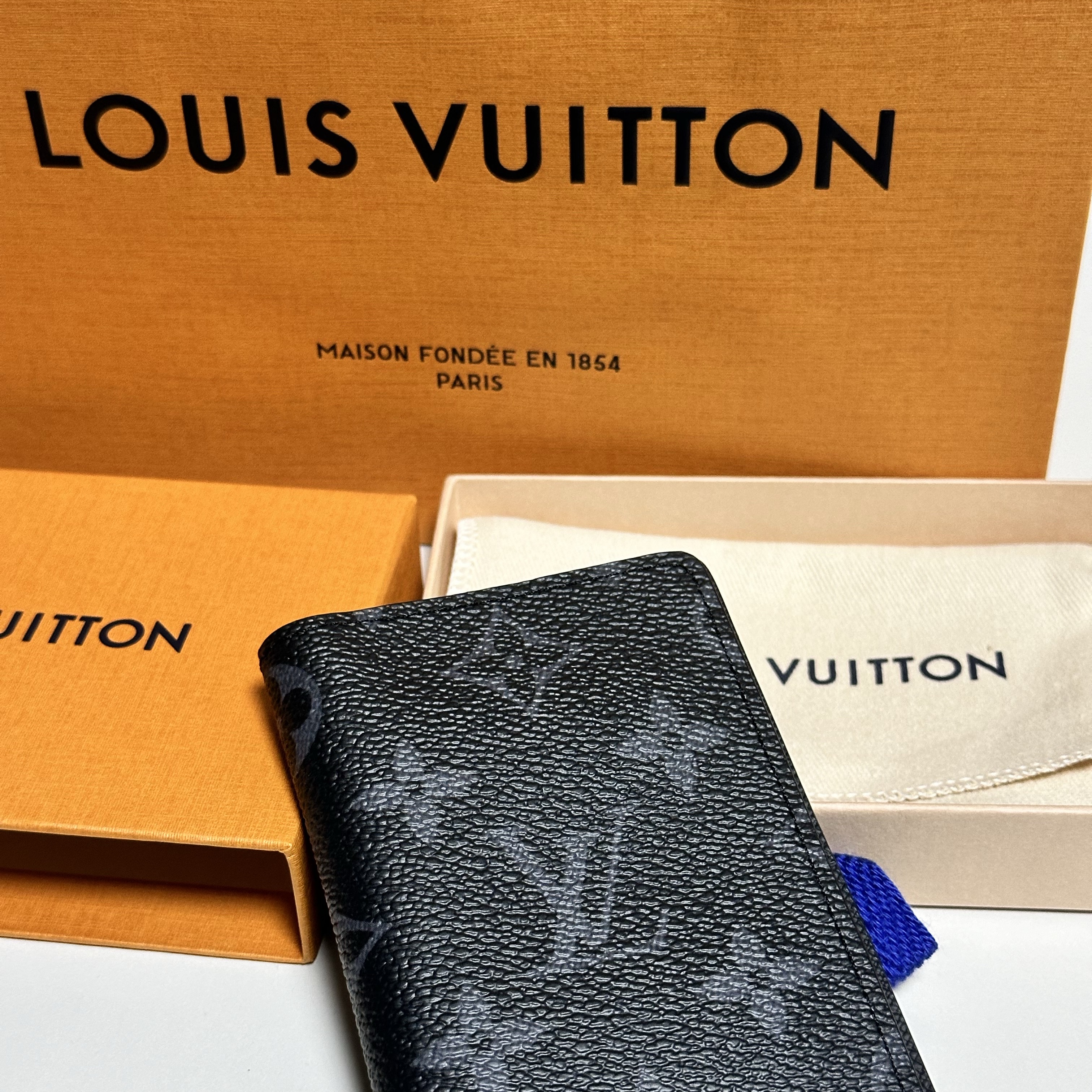 Louis Vuitton Pocket Organizer Monogram Eclipse 착용 스타일