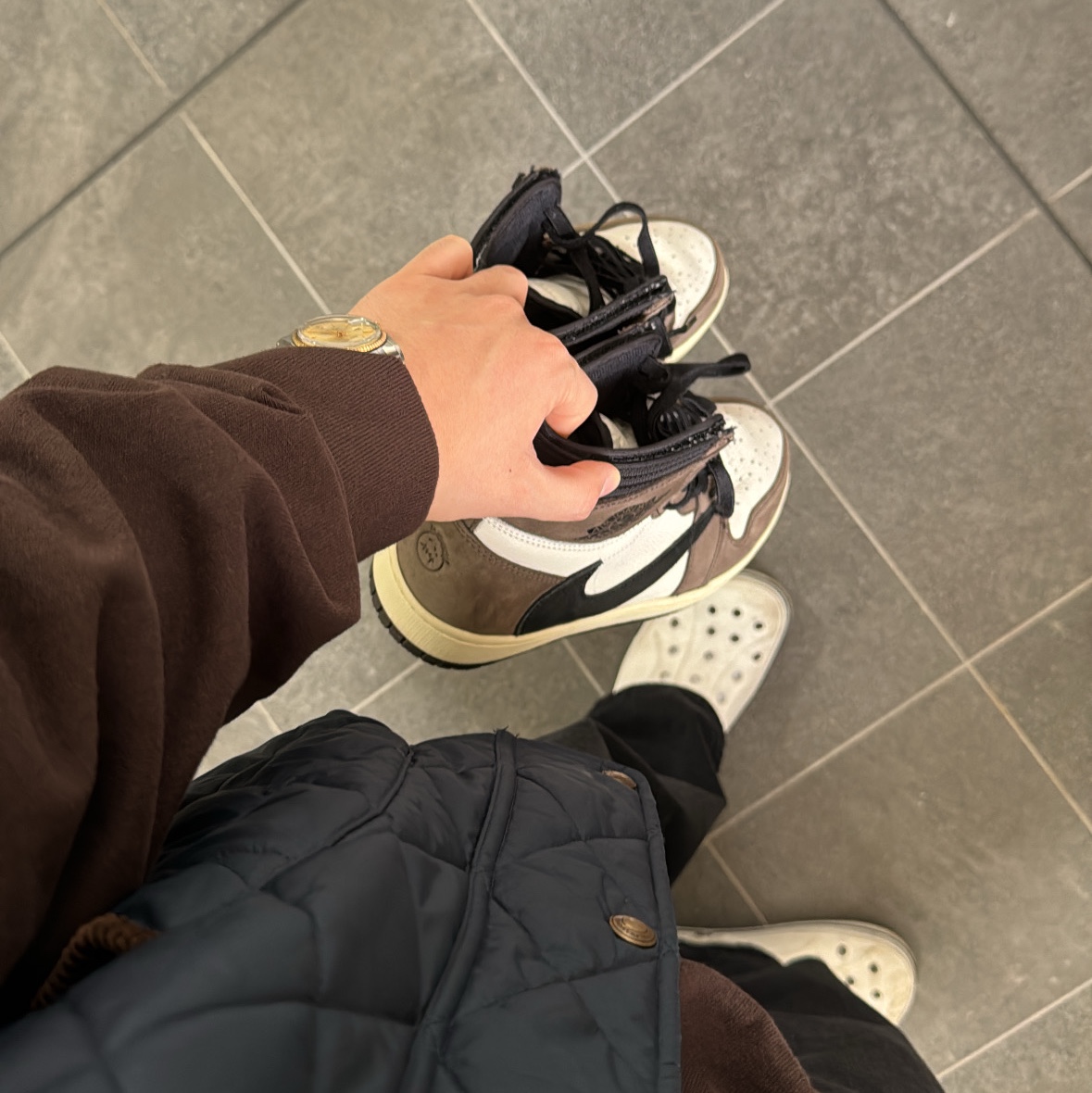 Jordan 1 x Travis Scott Retro High OG SP Mocha, Travis Scott Cactus Jack x Audemars Piguet Rugby Sweater Brown 착용 스타일 - 1