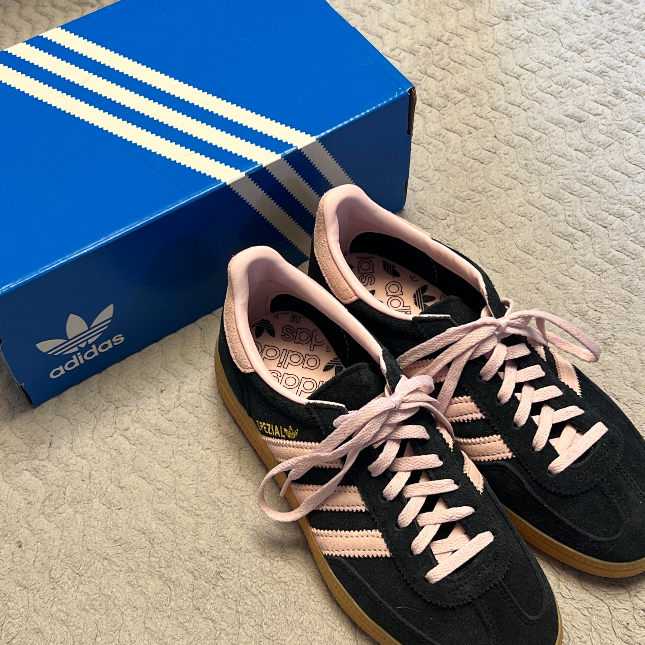 (W) Adidas Spezial Handball Core Black Clear Pink 착용 스타일 - 3