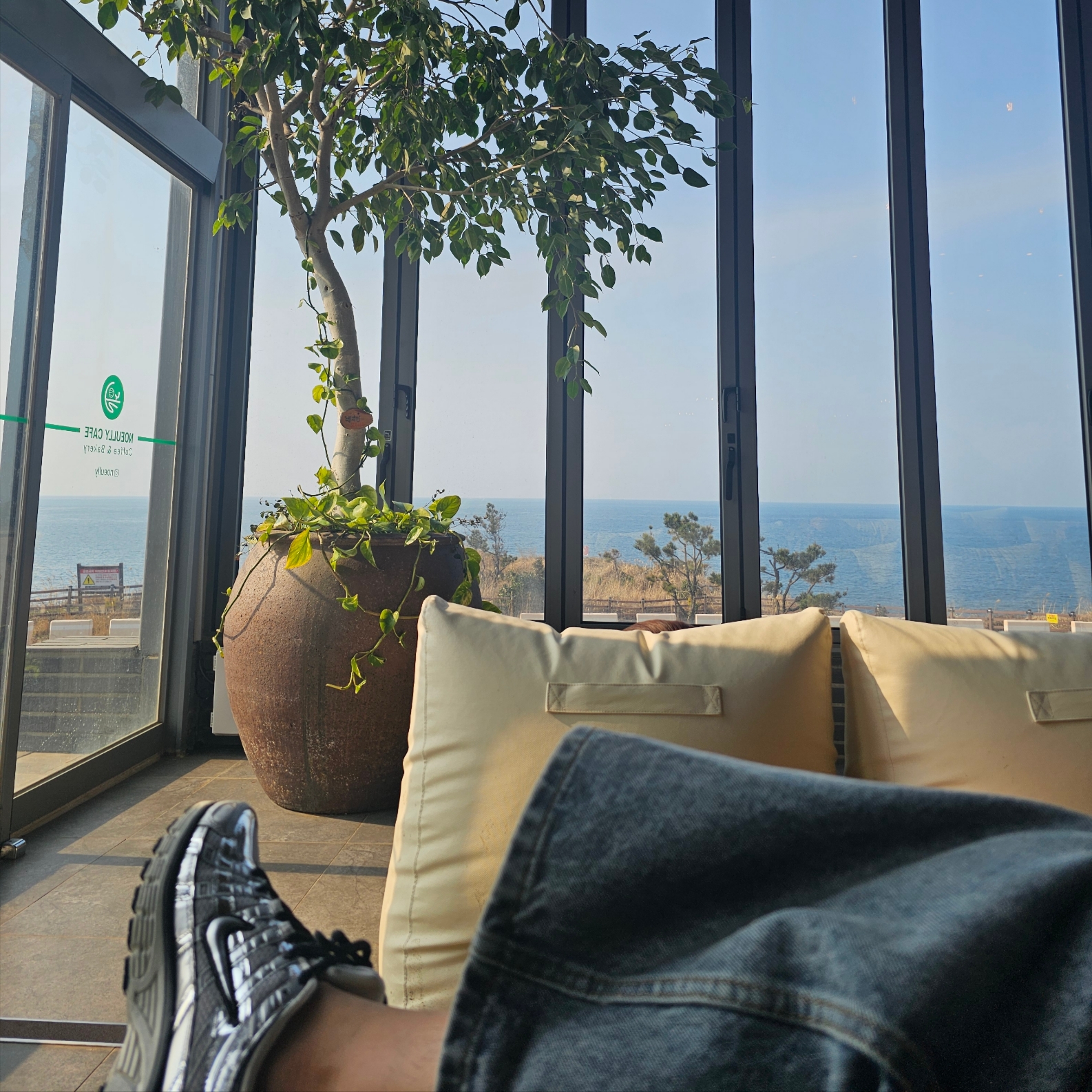 Nike P-6000 Metallic Silver 착용 스타일