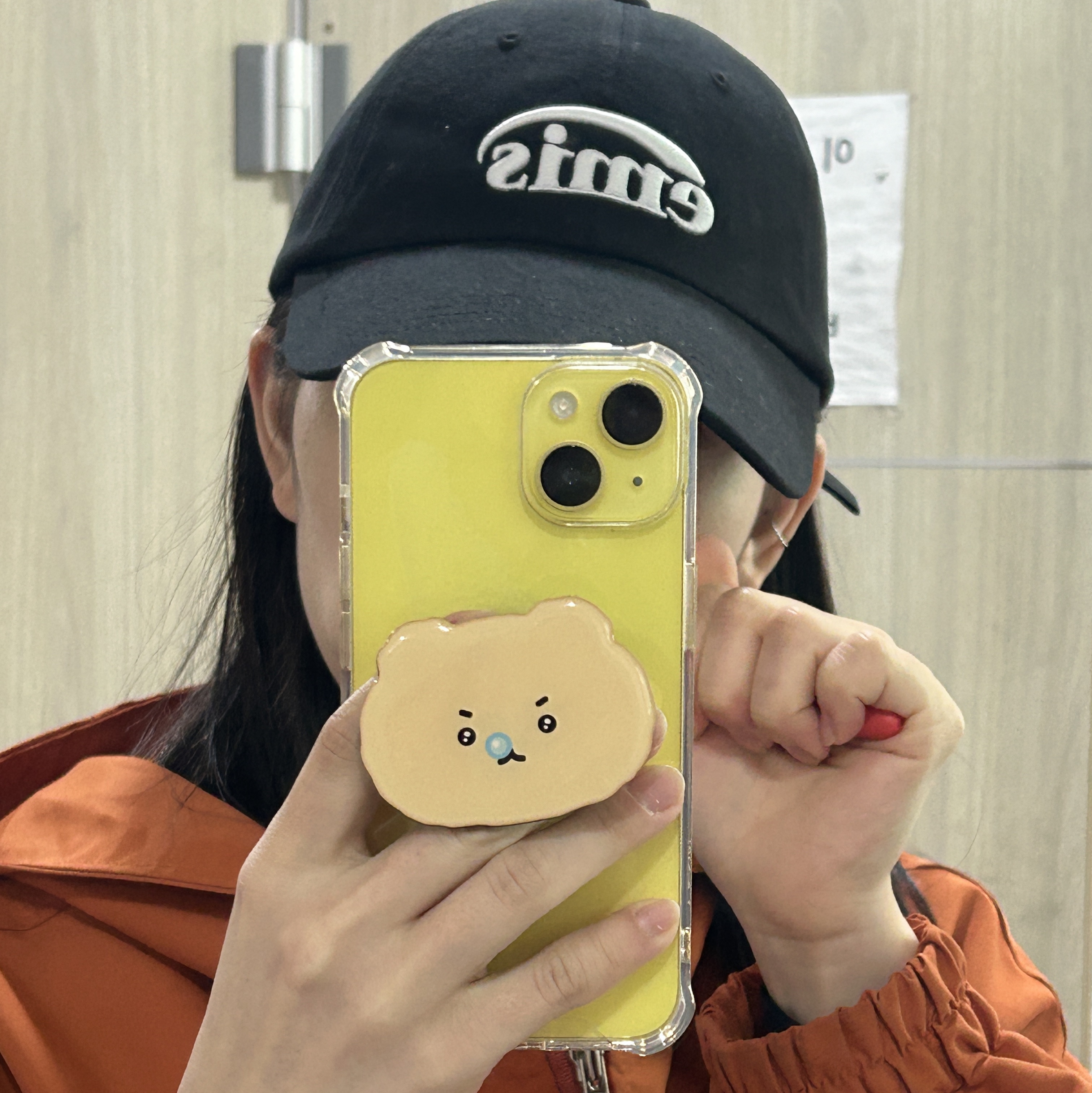 Emis New Logo Emis Cap Black 착용 스타일